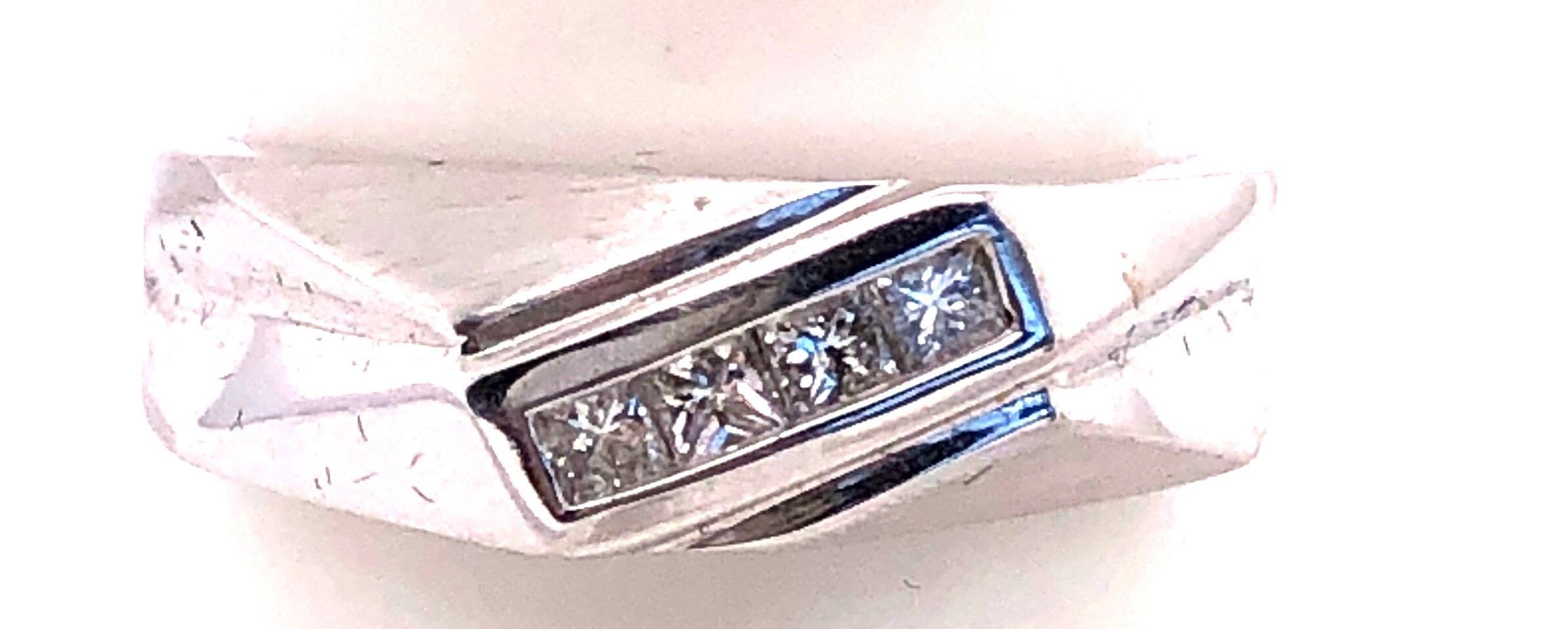 14 Karat White Gold Wedding Bridal Band Ring with Four Diamonds 0.25 TDW For Sale 6