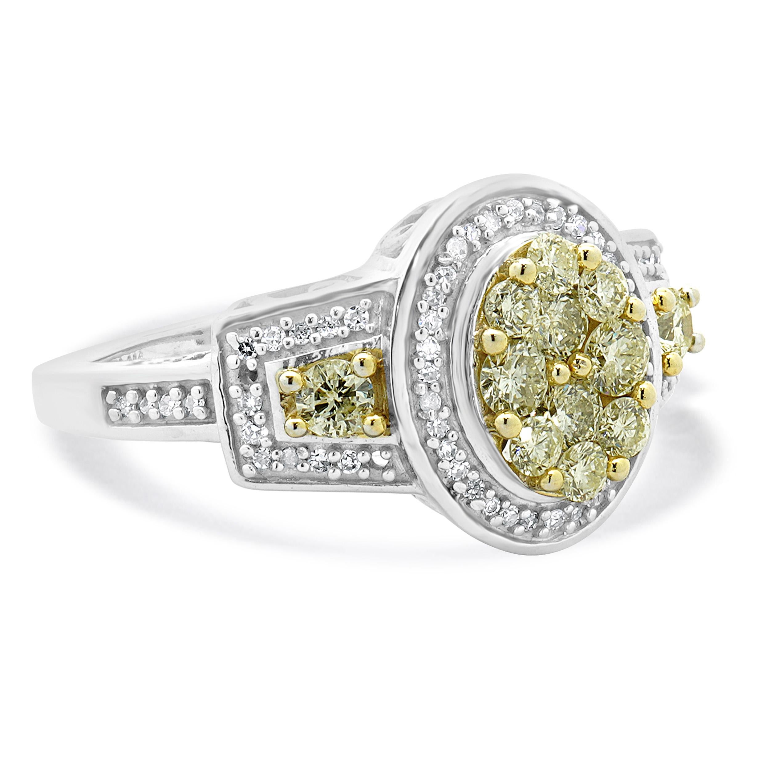 Taille ronde Bague de fiançailles en or blanc 14 carats diamants blancs et jaunes en grappe en vente