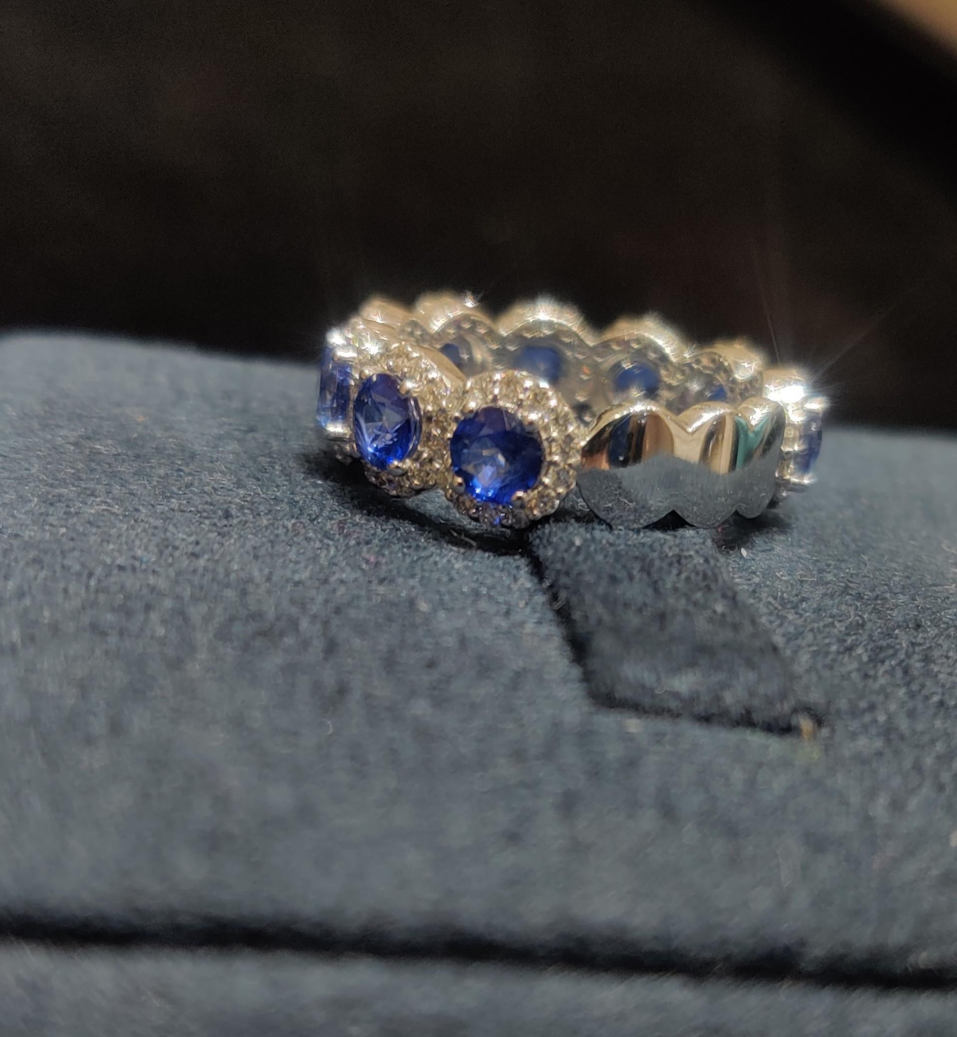 En vente :  Bague en or blanc 14 carats avec diamants blancs et saphirs bleus 5