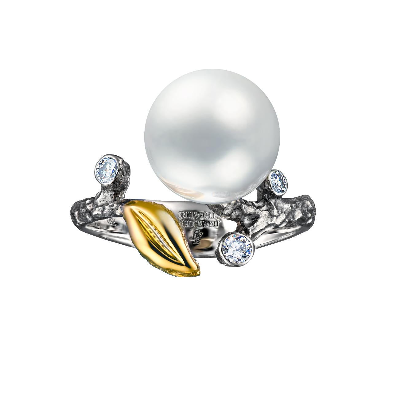 - 4 Round Diamonds - 0,12 ct, F/VS
- 10,5-11 mm White South Sea Pearl
- 14K White Gold 
- Weight: 5.11 g
- Size: 16.5 mm
This ring from the Eden collection features a lustrous White South Sea pearl of 10,5-11 mm diameter. The design is complete with