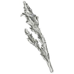 Broche de jardin d'hiver Juniper en or blanc quatorze carats de l'artiste