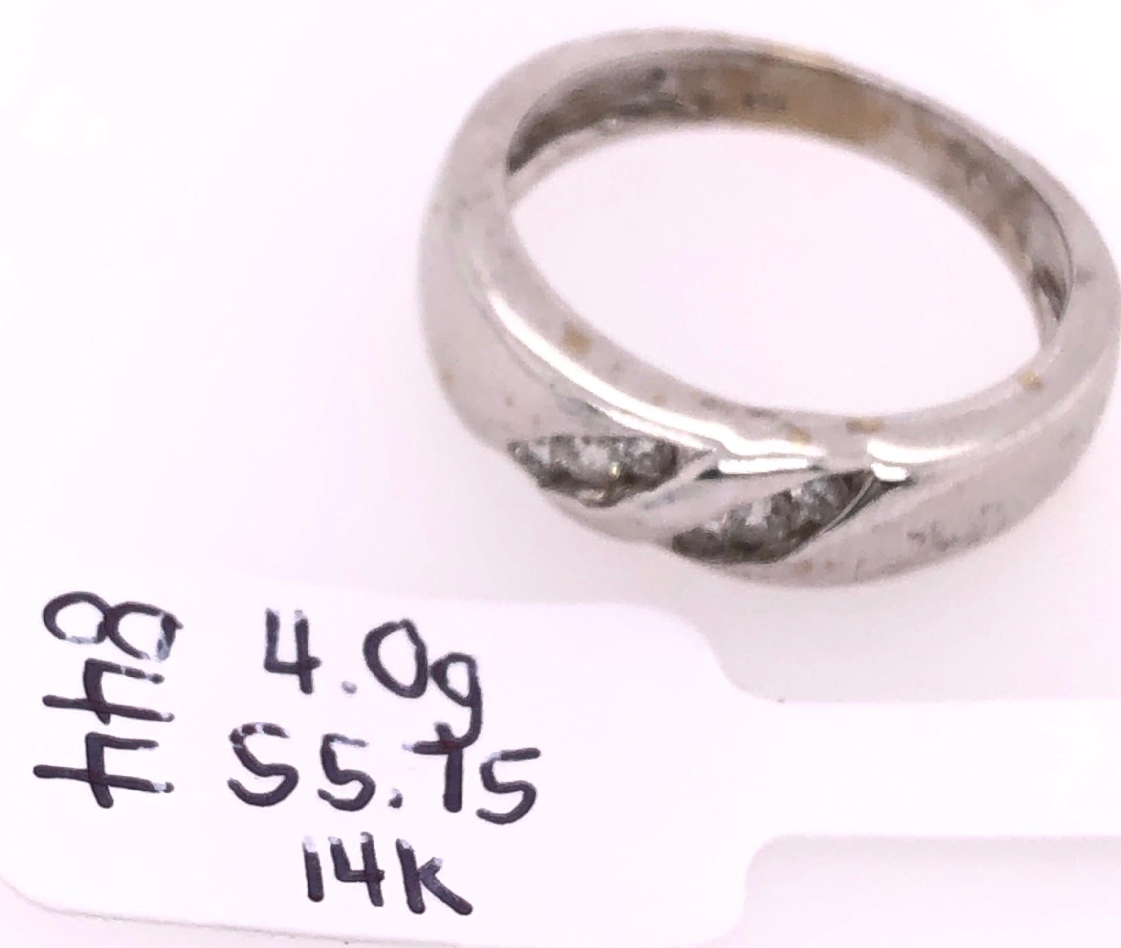 14 Karat White Gold with Diamonds Wedding Band / Bridal Ring In Good Condition For Sale In Stamford, CT