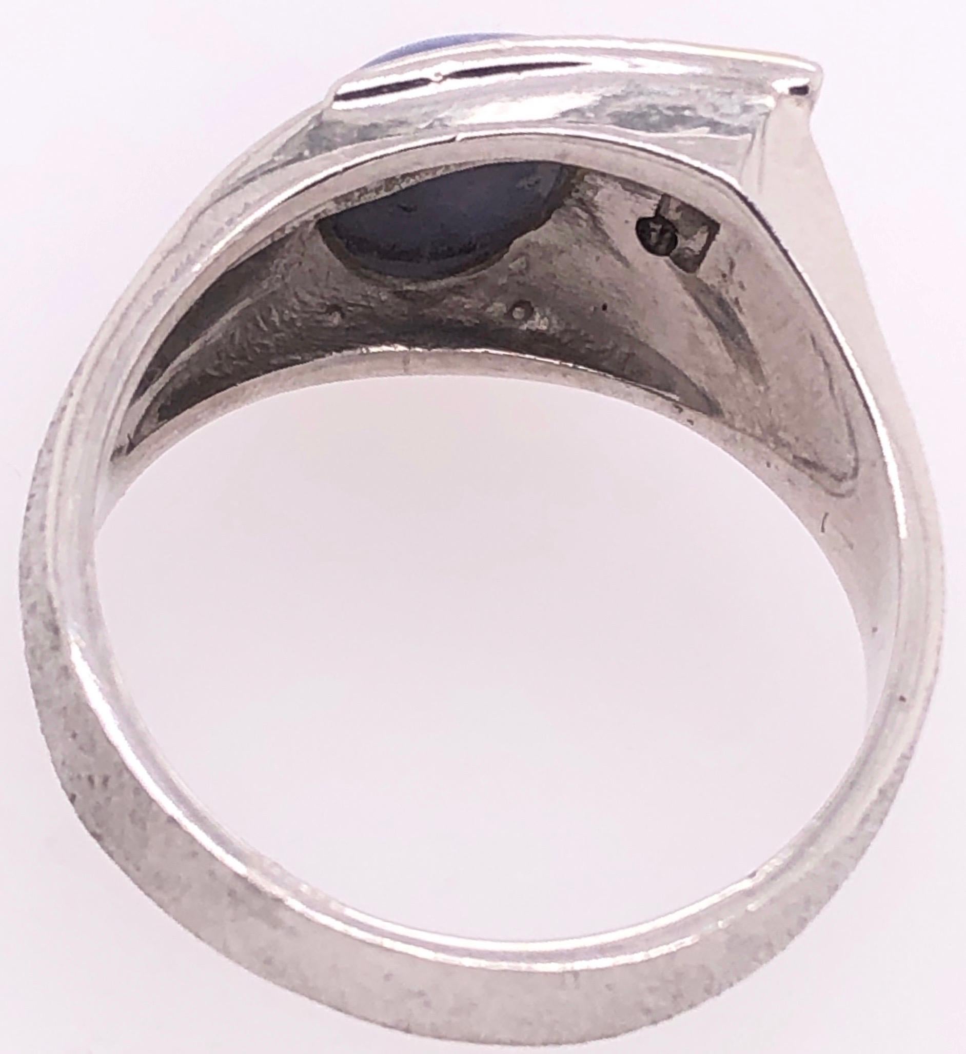14 Karat White Gold With Teardrop Sapphire Cabochon Ring with Diamond Accents In Good Condition For Sale In Stamford, CT