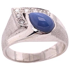 Bague en or blanc 14 carats avec saphir cabochon en forme de goutte d'eau et détails en diamants