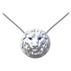 Collier pendentif pour femme en or blanc 14 carats lion léopard avec yeux en saphir