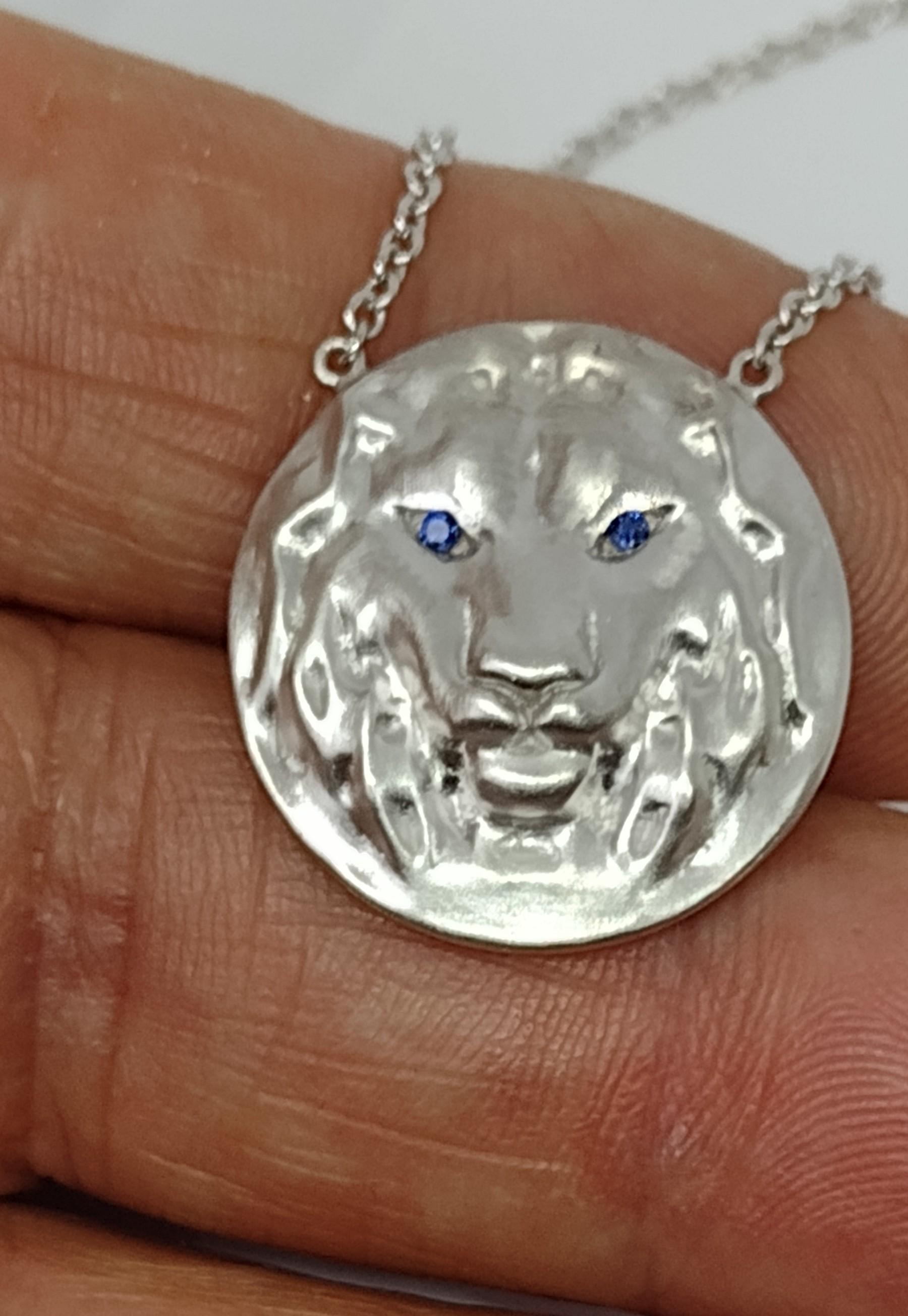 Contemporain Collier pendentif lion en or blanc 14 carats avec yeux en saphir en vente