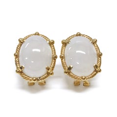 Ohrstecker aus weißer Jade mit Cabochonschliff