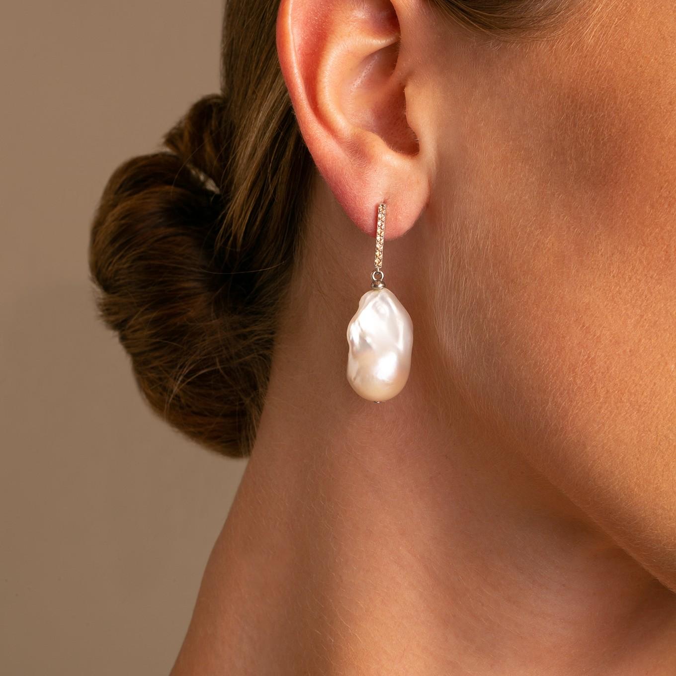 14 Karat White Vertical Gold Bar with Sapphires and Baroque Pearl Drop Earrings In New Condition In New York City, NY