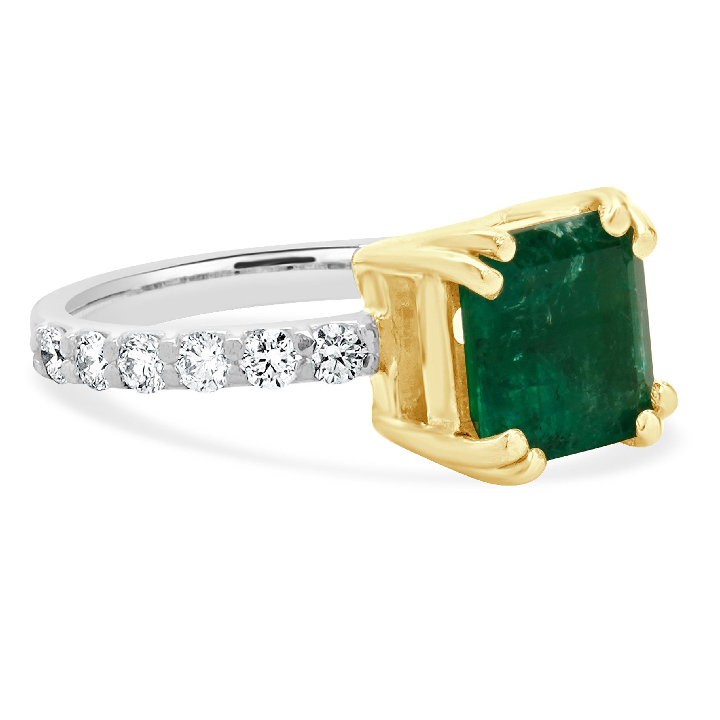 14 Karat White & Yellow Gold Colombian Emerald and Diamond Ring In Excellent Condition For Sale In Scottsdale, AZ
