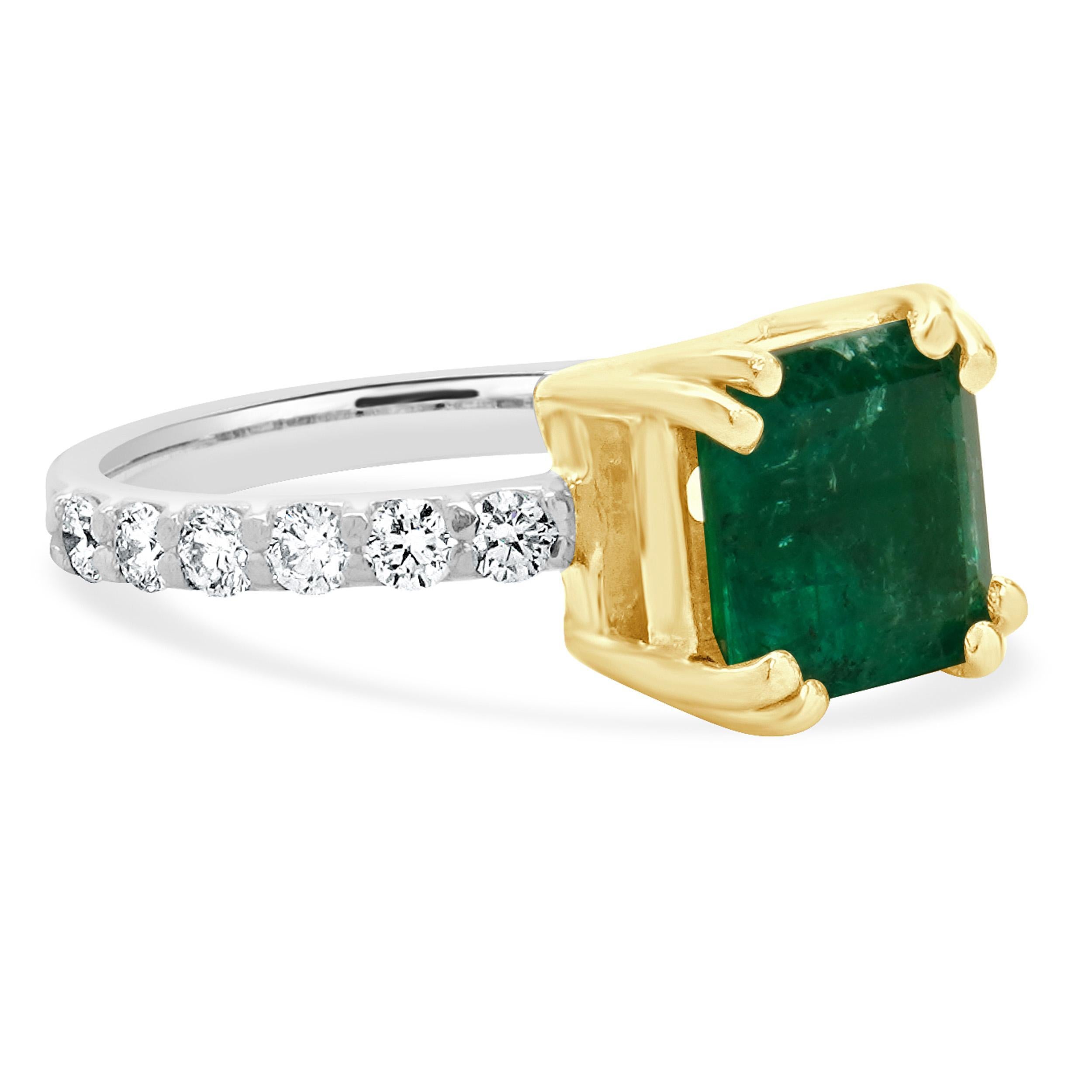 14 Karat White & Yellow Gold Colombian Emerald and Diamond Ring In Excellent Condition For Sale In Scottsdale, AZ