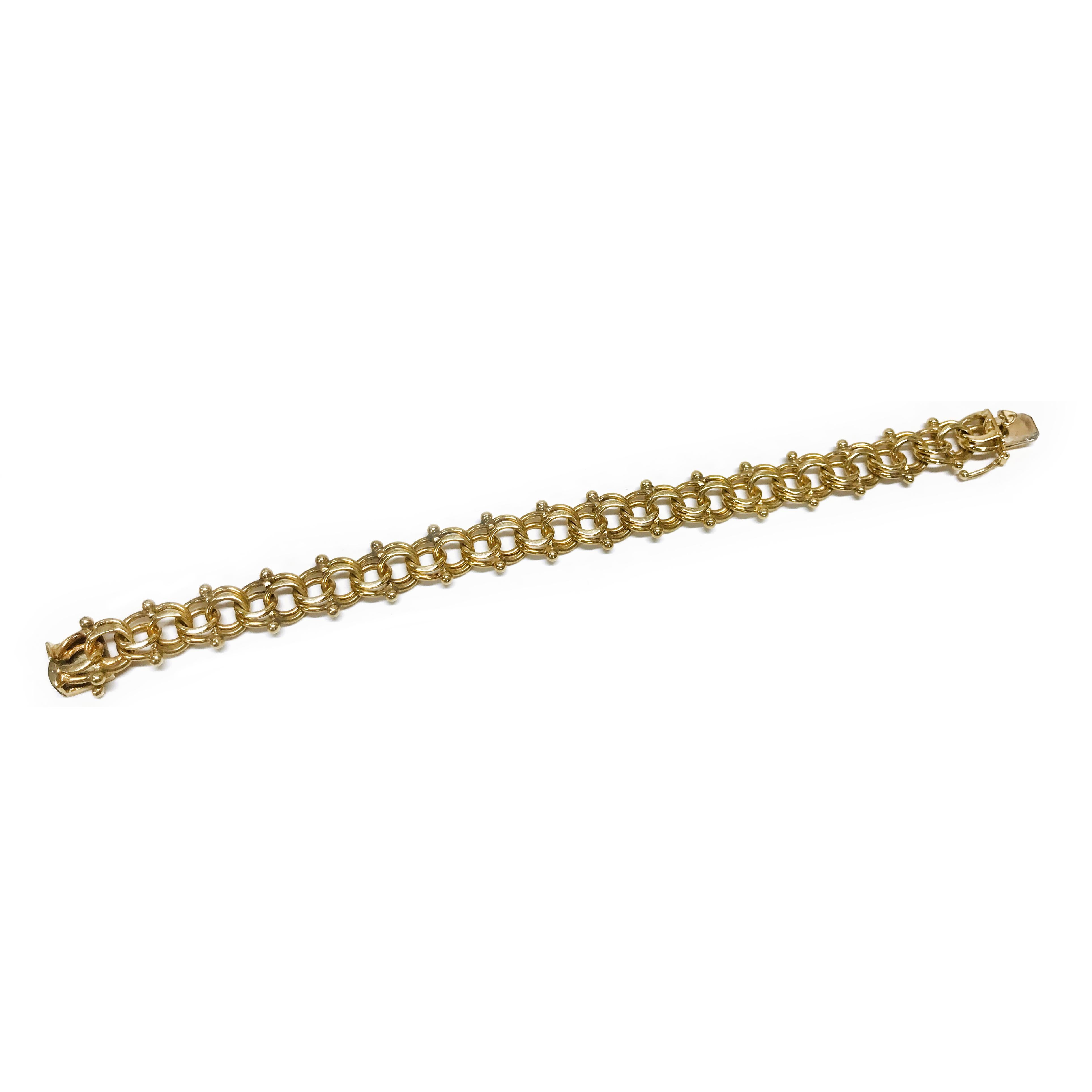 bracelet à breloques 14 carats à double rangée de perles. Le bracelet comporte des maillons doubles en or jaune avec un détail de perles. Le bracelet mesure 12,5