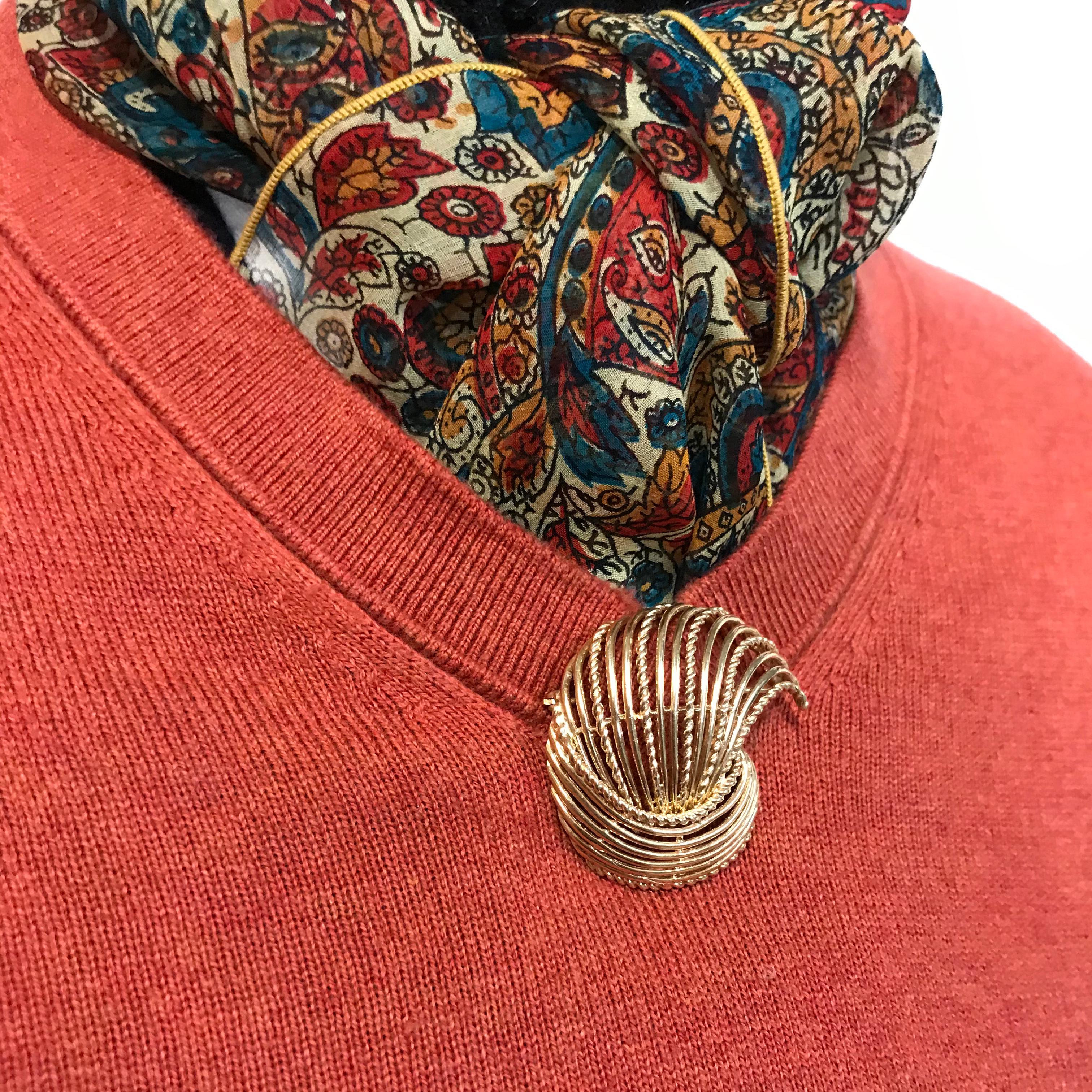 14 Karat Wire Shell Brooch In Good Condition For Sale In Palm Desert, CA