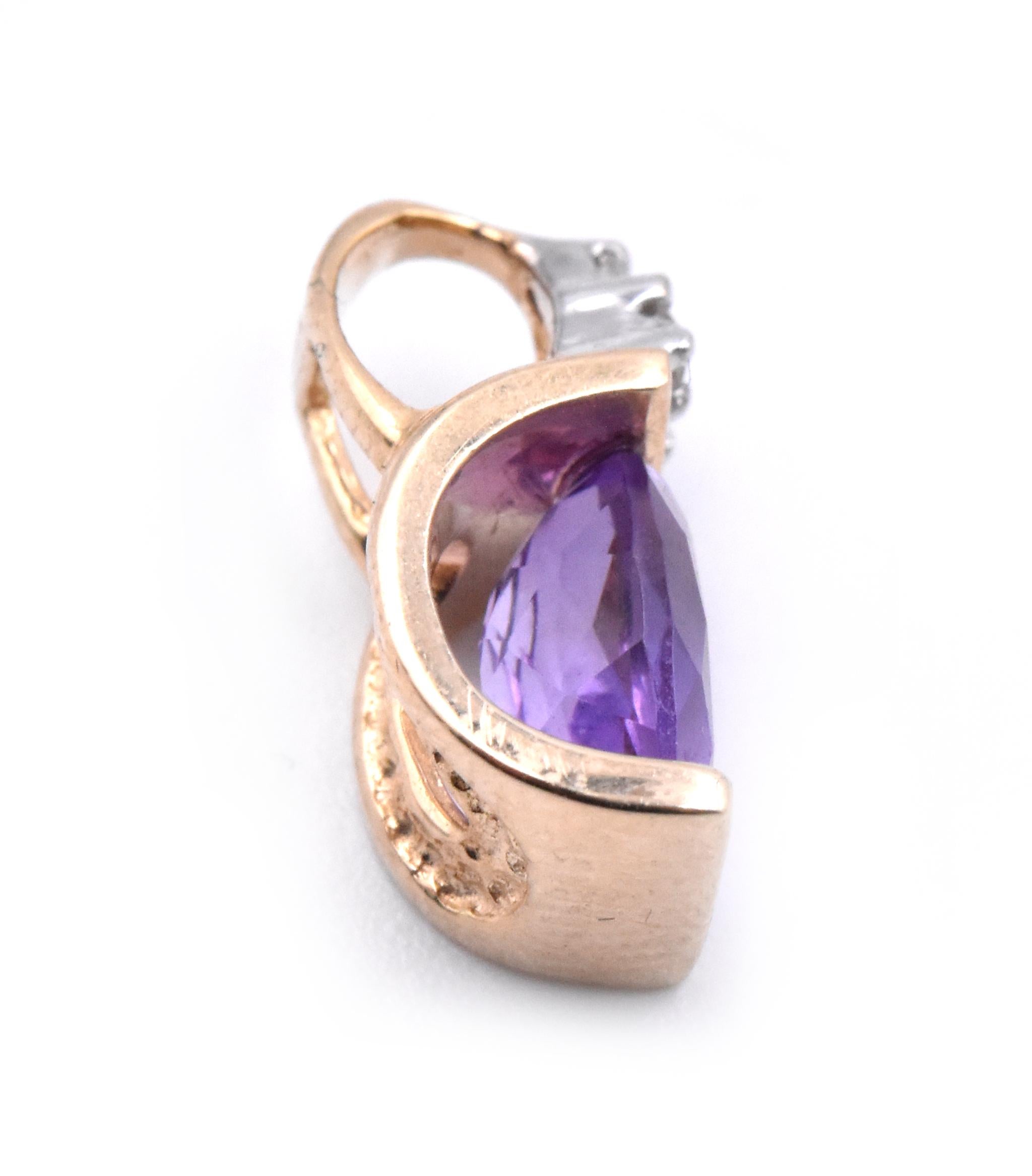 Designer : custom
Matériau : or jaune 14K
Diamant : 3 ronds  coupe = .03cttw
Couleur : H
Clarté : SI1
Dimensions : le pendentif mesure 12.80 X 5.80mm
Poids : 1,09 grammes
