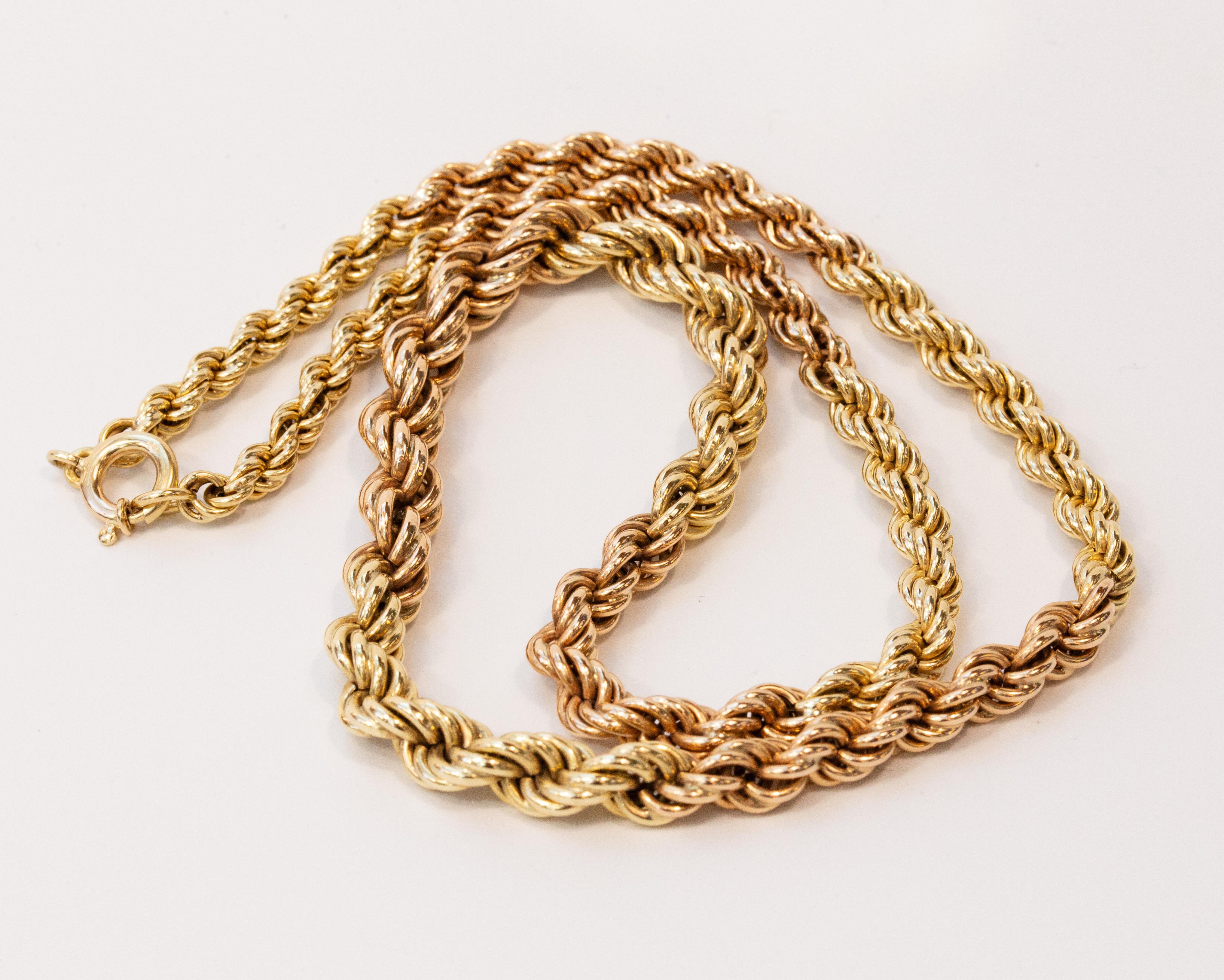 Collier vintage à maillons en corde creuse graduée en jaune 14 carats.  et or rose 14 carats. Les parties du collier en or jaune sont interrompues par les éléments en or rose. Le collier comporte un  Fermeture par anneau à ressort en or jaune 14