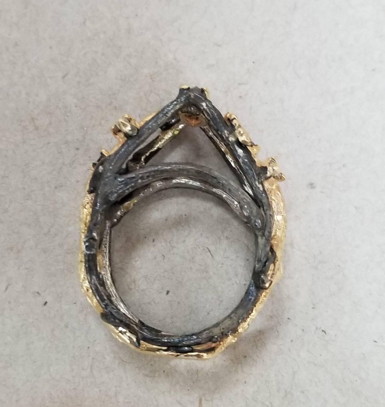 Arts and Crafts Anello con diamanti a forma di corteccia e foglia in argento e giallo 14 carati Gresha in vendita