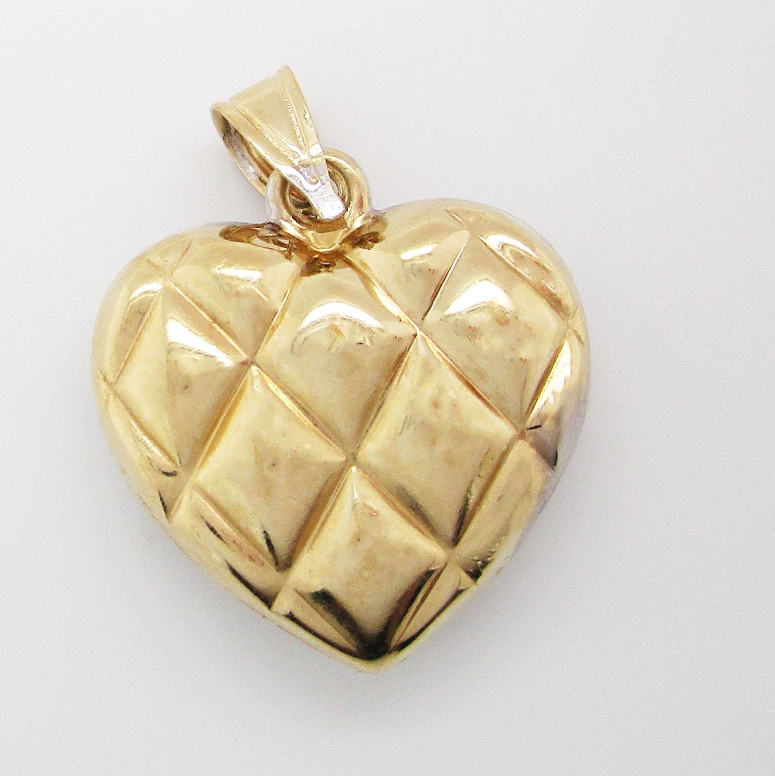 Cette adorable breloque en forme de cœur est en or jaune et blanc 14 carats et a un aspect matelassé ! Les deux couleurs d'or rendent cette breloque 