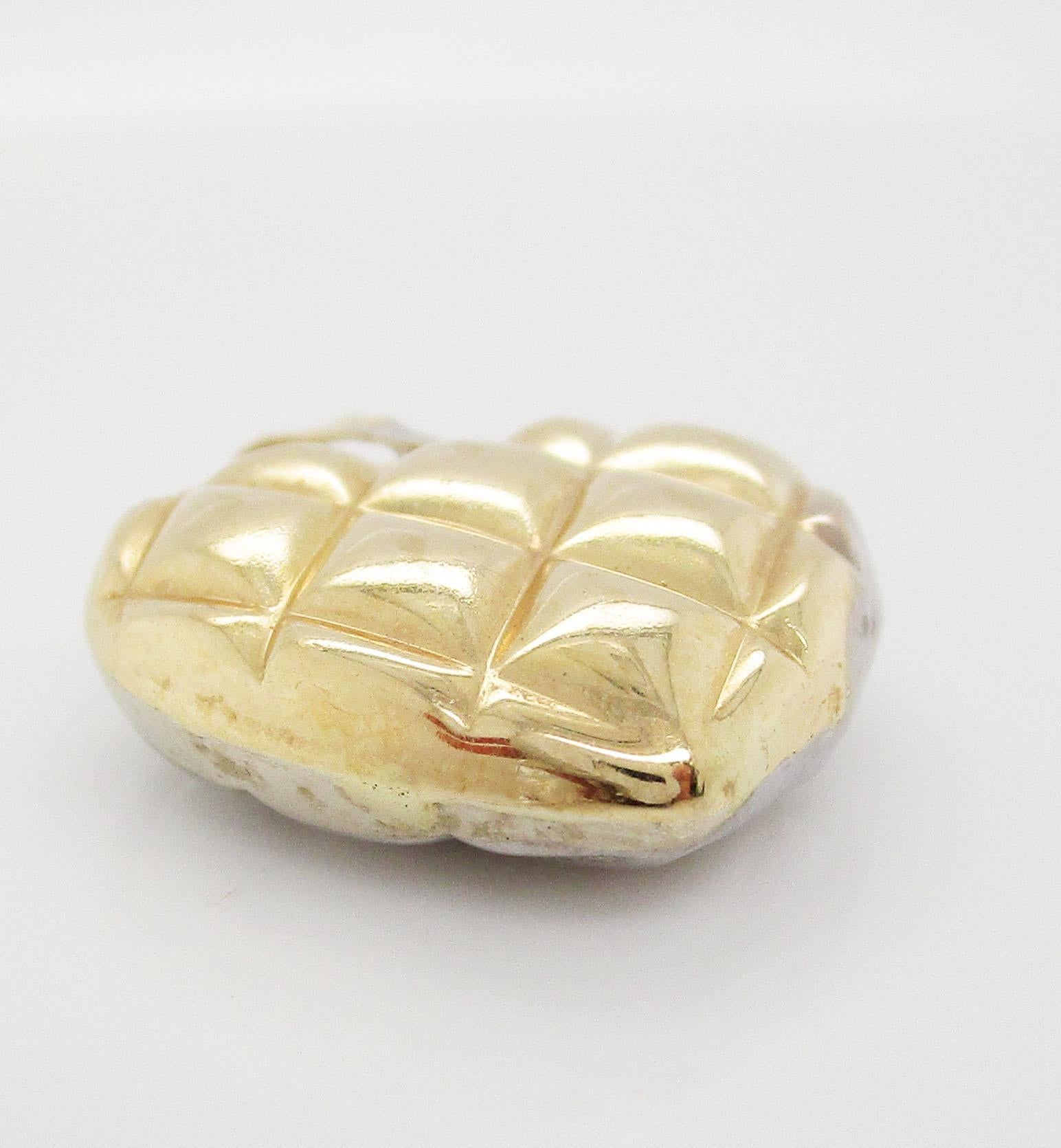Pendentif à breloques en or jaune et blanc 14 carats avec cœur matelassé sur les deux faces Unisexe en vente