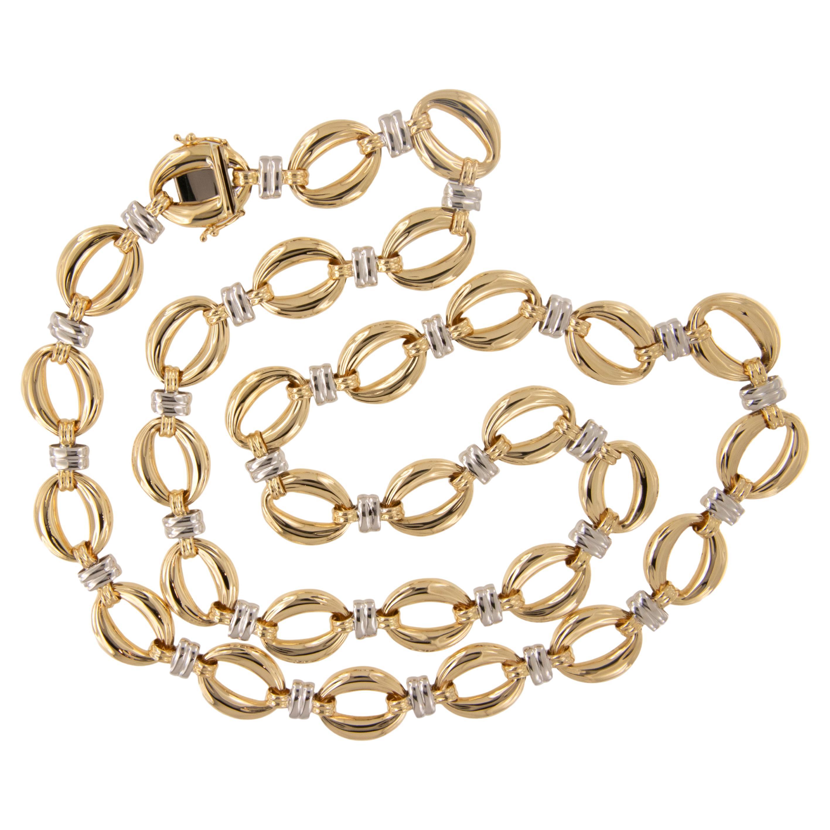 Collana lunga di Chiampesan mai indossata. In attività dal 1959 e nota per aver saputo coniugare l'esperienza con un design all'avanguardia. Realizzato in oro giallo e bianco da 14 carati, si abbina a tutti i tuoi gioielli. È fantastico sopra un