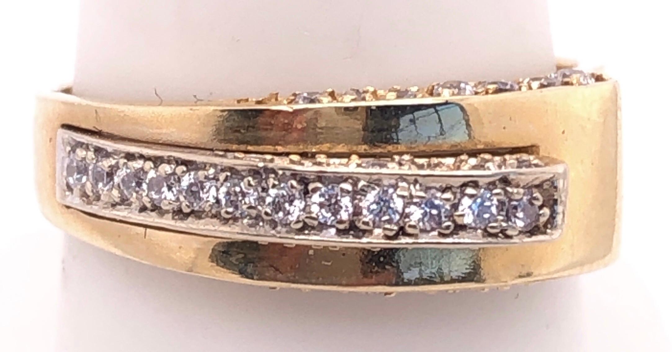 Zeitgenössischer Ring aus 14 Karat Gelb- und Weißgold mit Diamanten (Rundschliff) im Angebot