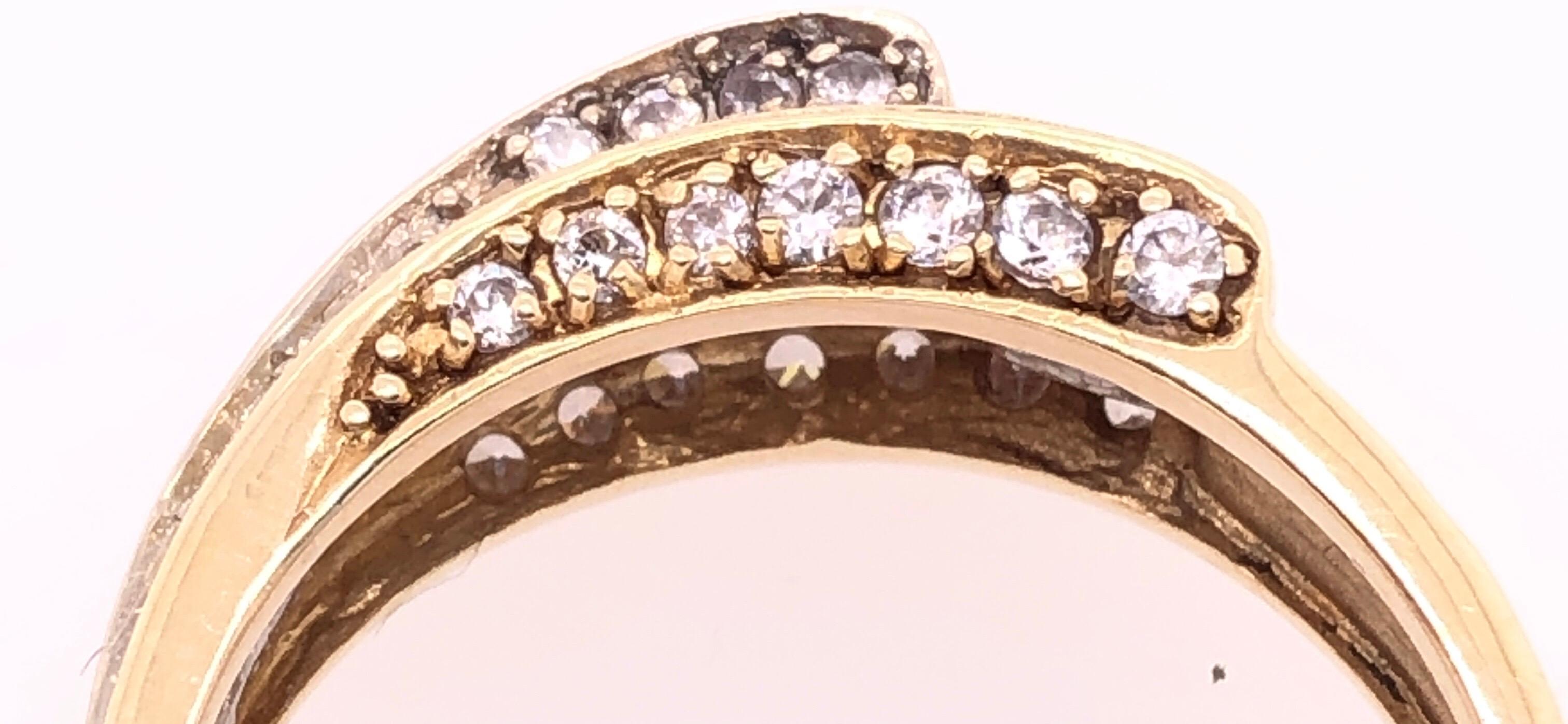 Zeitgenössischer Ring aus 14 Karat Gelb- und Weißgold mit Diamanten für Damen oder Herren im Angebot