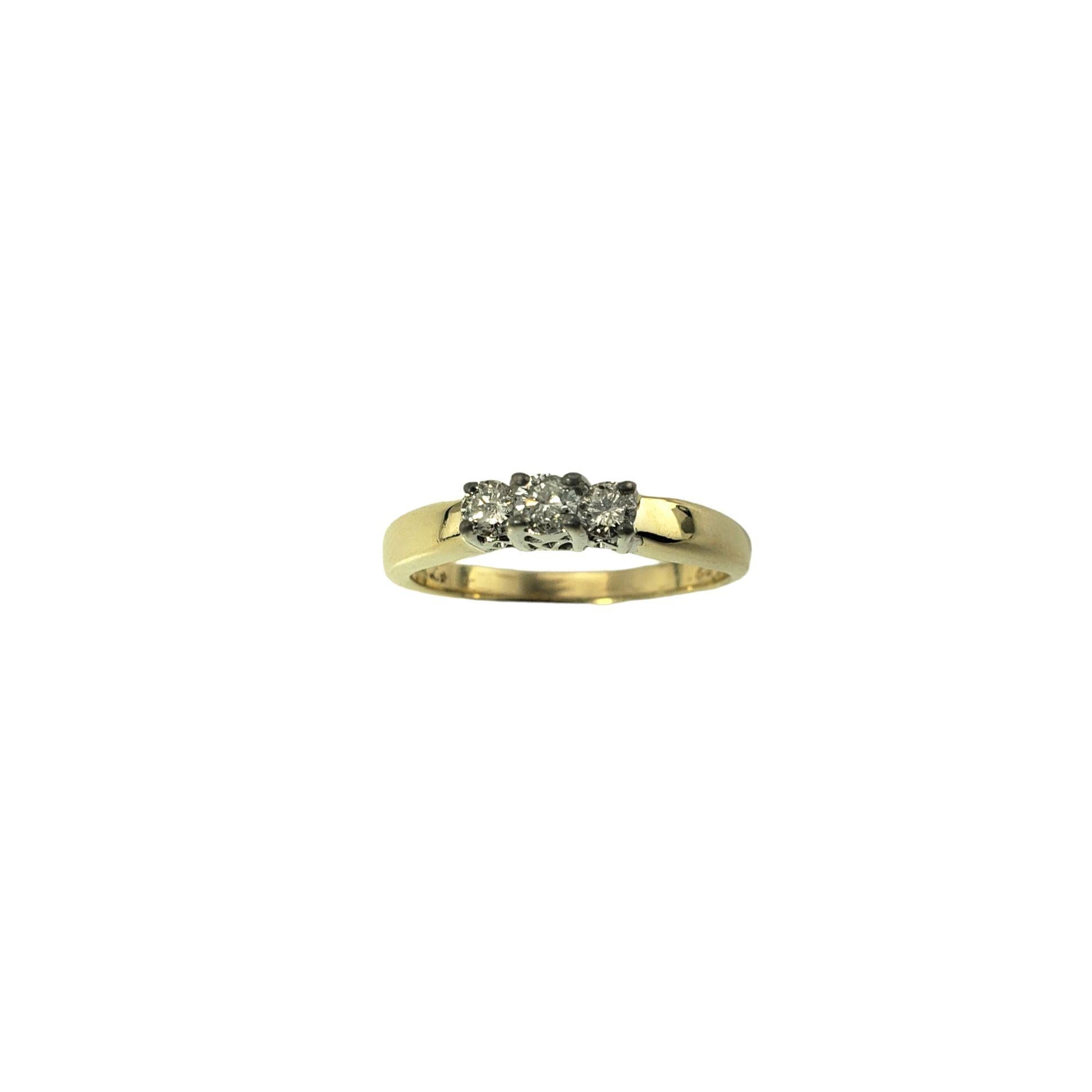 Vintage Bague en or jaune 14 carats et diamants Taille 6-

Cette bague étincelante présente trois diamants ronds de taille brillant sertis en or blanc avec un anneau classique en or jaune 14K.

Tige : 2 mm.

Poids total approximatif des diamants :