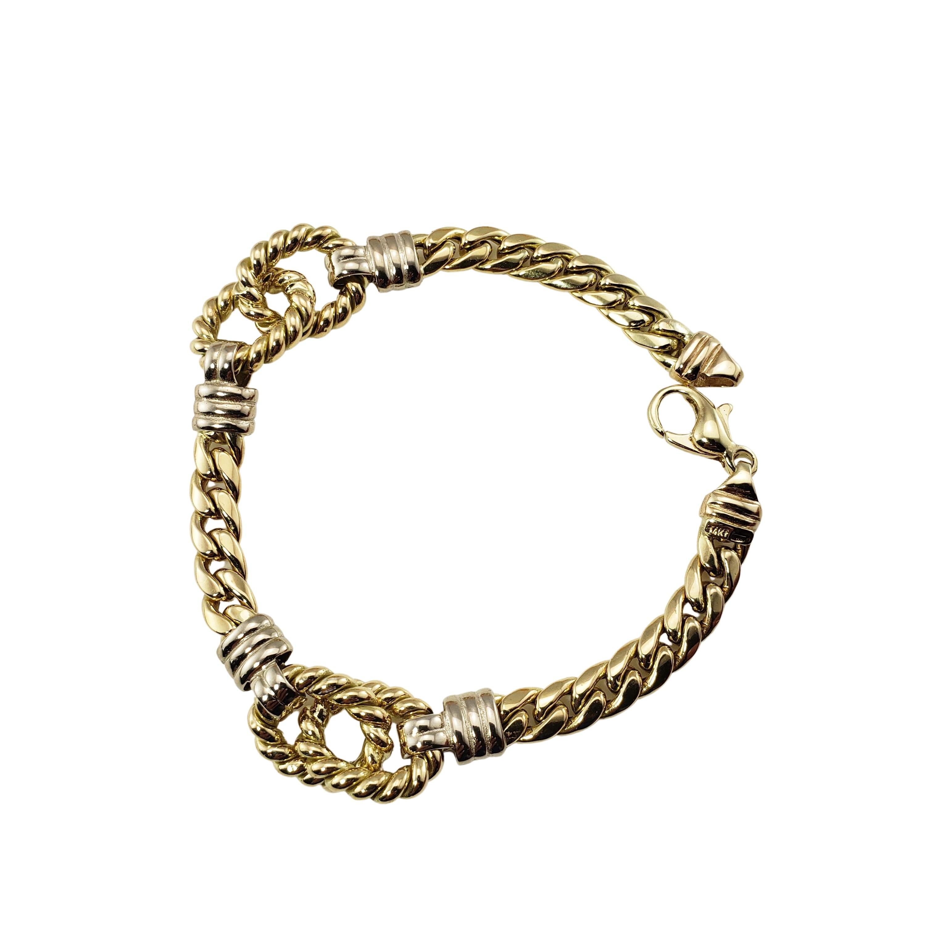 Bracelet en or jaune et blanc 14 carats-

Ce charmant bracelet est réalisé en or jaune et blanc 14 carats, avec de superbes détails.  Largeur :  5 mm.

Taille : 6.25 pouces

Poids :  7,5 dwt. /  11,7 gr.

Estampillé :   Italie  14K 

Très bon état,