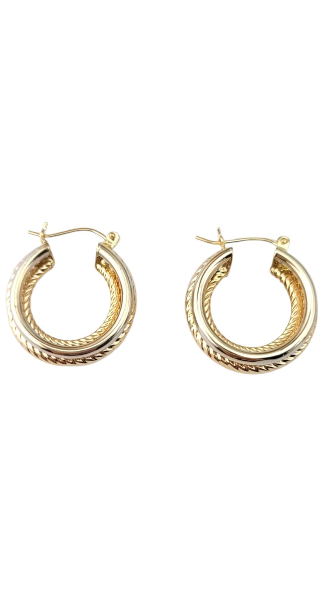 14 Karat Yellow and White Gold Cable Hoop Earrings

These lovely 14K gold hoop earrings feature a white gold design with a yellow gold ribbed accent, making them a versatile two-tone gold piece.

Size: 24.8 mm X 8.9 mm X 4.8 mm

Diameter: 23