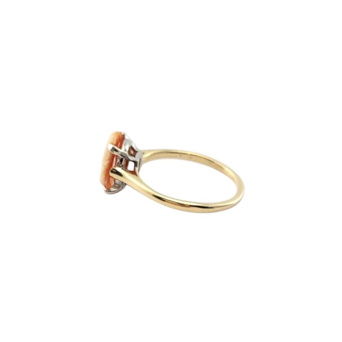 Bague camée en or jaune et blanc 14 carats

Cette bague camée en or jaune et blanc 14K présente un camée sculpté magnifiquement détaillé, monté sur une tige en or jaune 14K, avec des griffes en or blanc qui maintiennent le camée solidement en place.