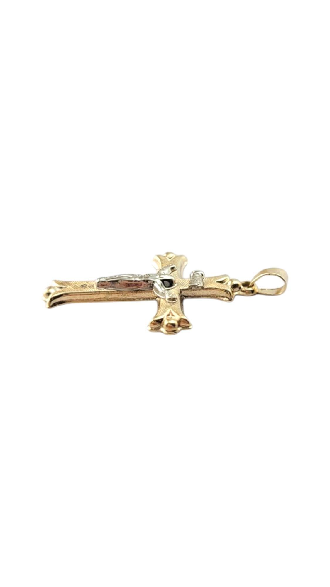 Pendentif crucifix en or jaune et blanc 14 carats #21315 Pour femmes en vente