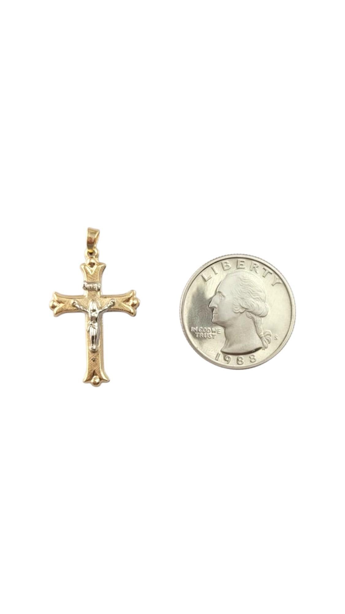 Pendentif crucifix en or jaune et blanc 14 carats #21315 en vente 3
