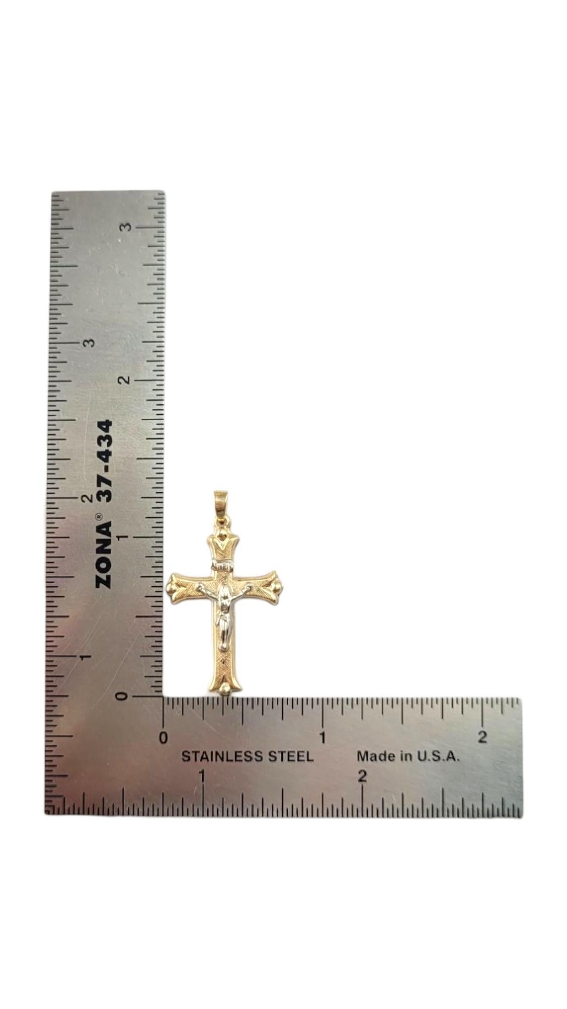 Pendentif crucifix en or jaune et blanc 14 carats #21315 en vente 4