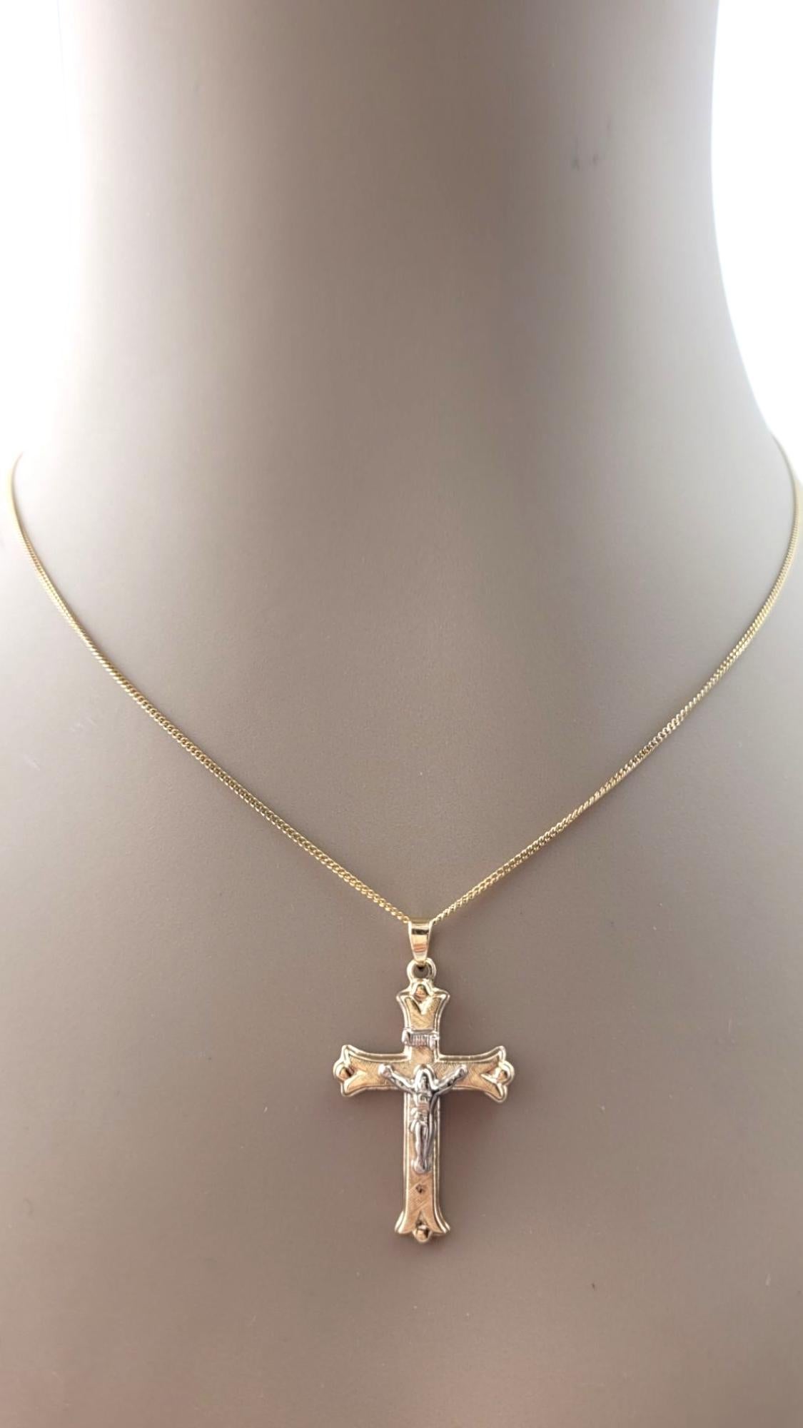 Pendentif crucifix en or jaune et blanc 14 carats #21315 en vente 5