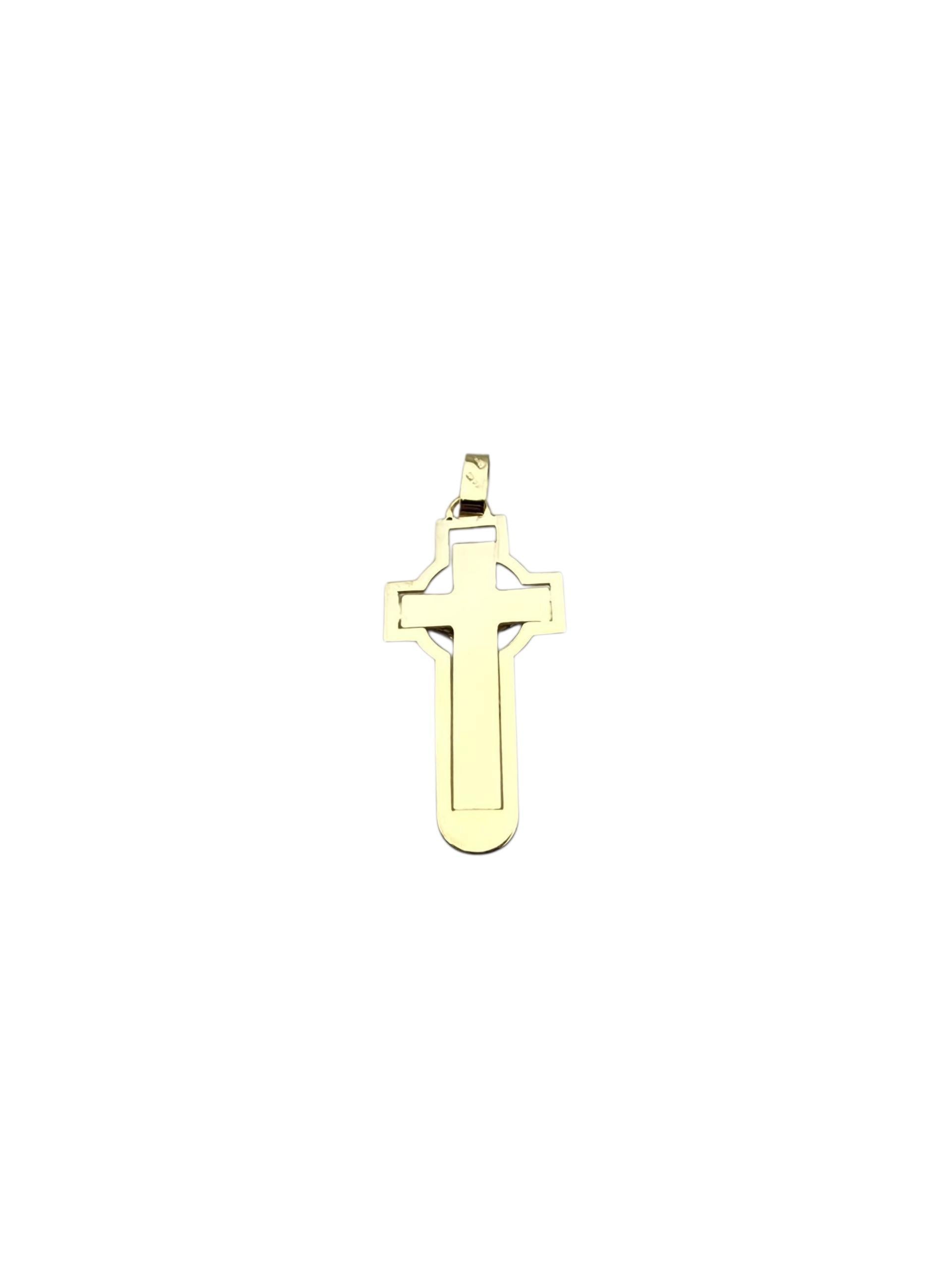 Crucifix en or jaune et or blanc 14 carats -

Ce pendentif crucifix en or jaune 14 carats présente une finition polie et un motif de croix détaillé avec la figure du Christ en or blanc. Un symbole intemporel de foi et de dévotion, parfait pour