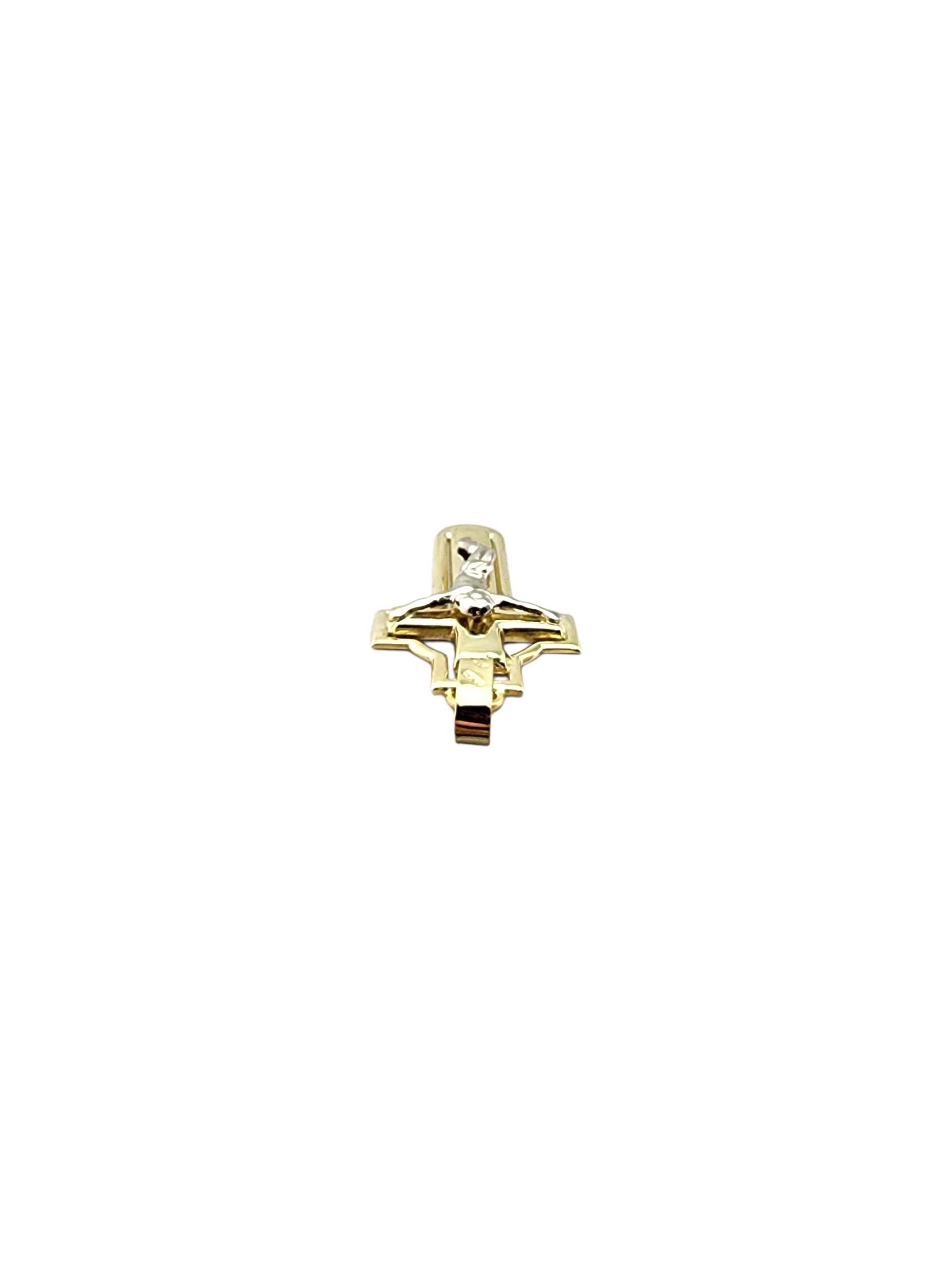 Pendentif crucifix en or jaune et blanc 14 carats #23071 Bon état - En vente à Washington Depot, CT