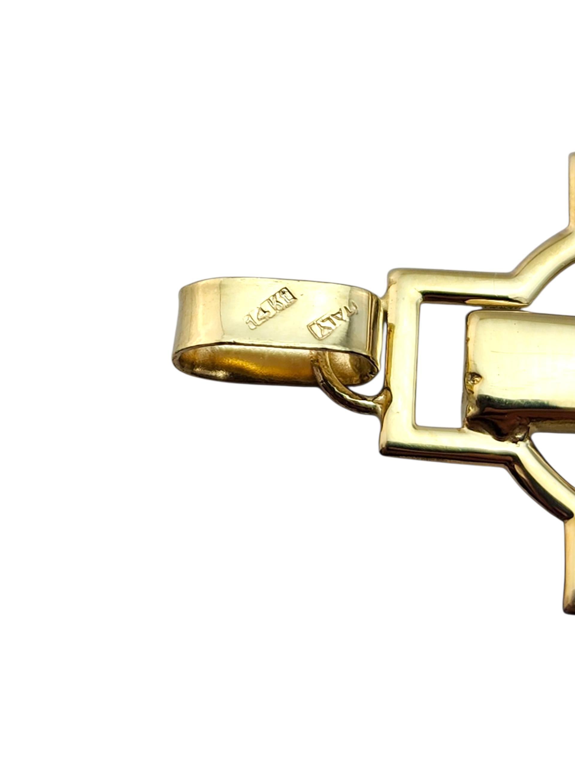 Pendentif crucifix en or jaune et blanc 14 carats #23071 en vente 1