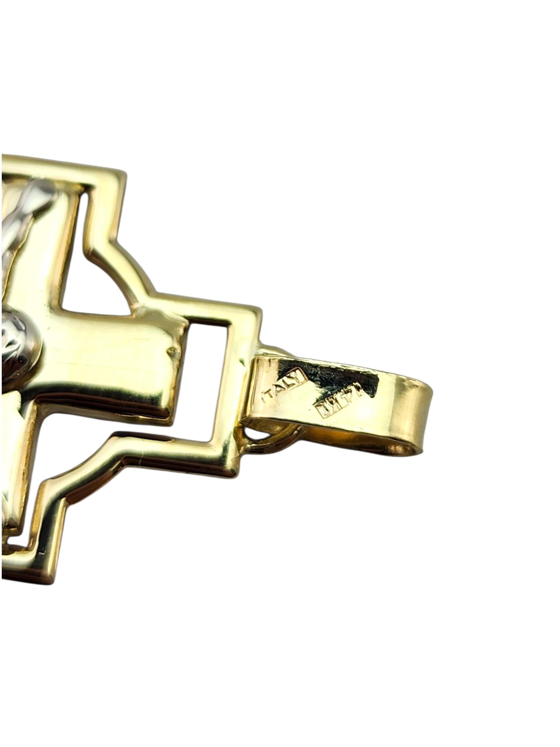 Pendentif crucifix en or jaune et blanc 14 carats #23071 en vente 2