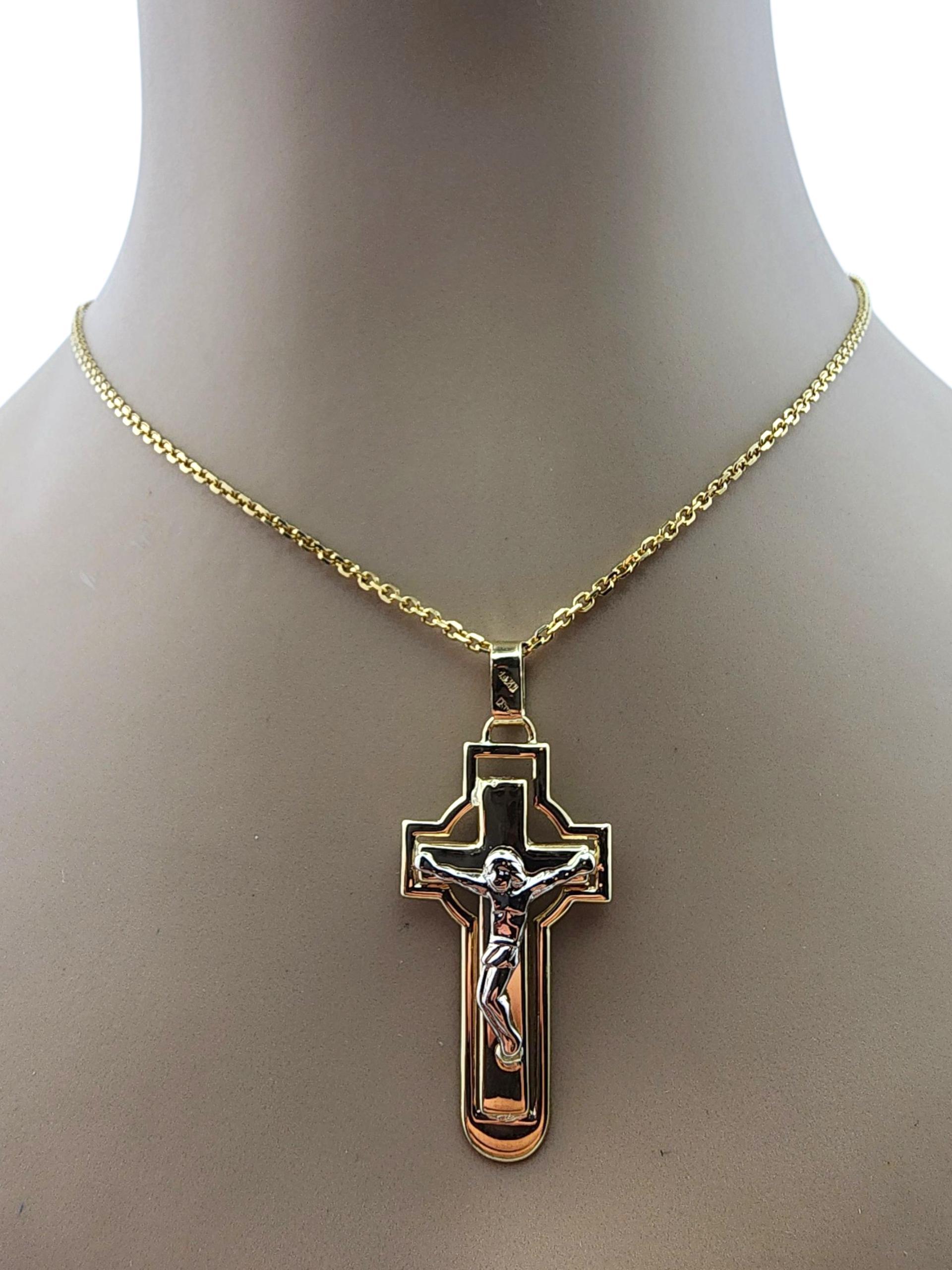 Pendentif crucifix en or jaune et blanc 14 carats #23071 en vente 3