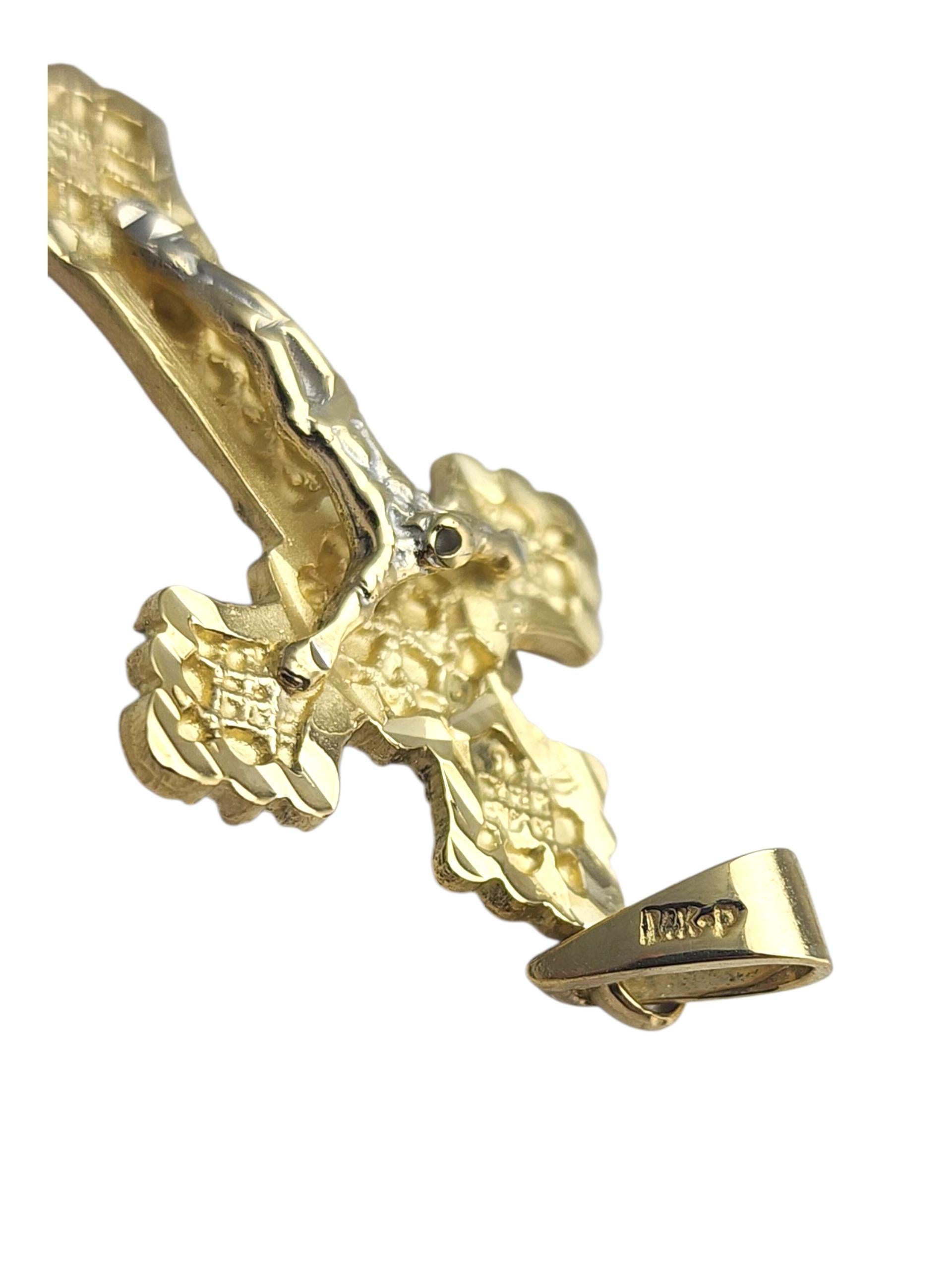 Ciondolo Crocifisso in oro giallo e bianco 14 carati #23504 in vendita 2