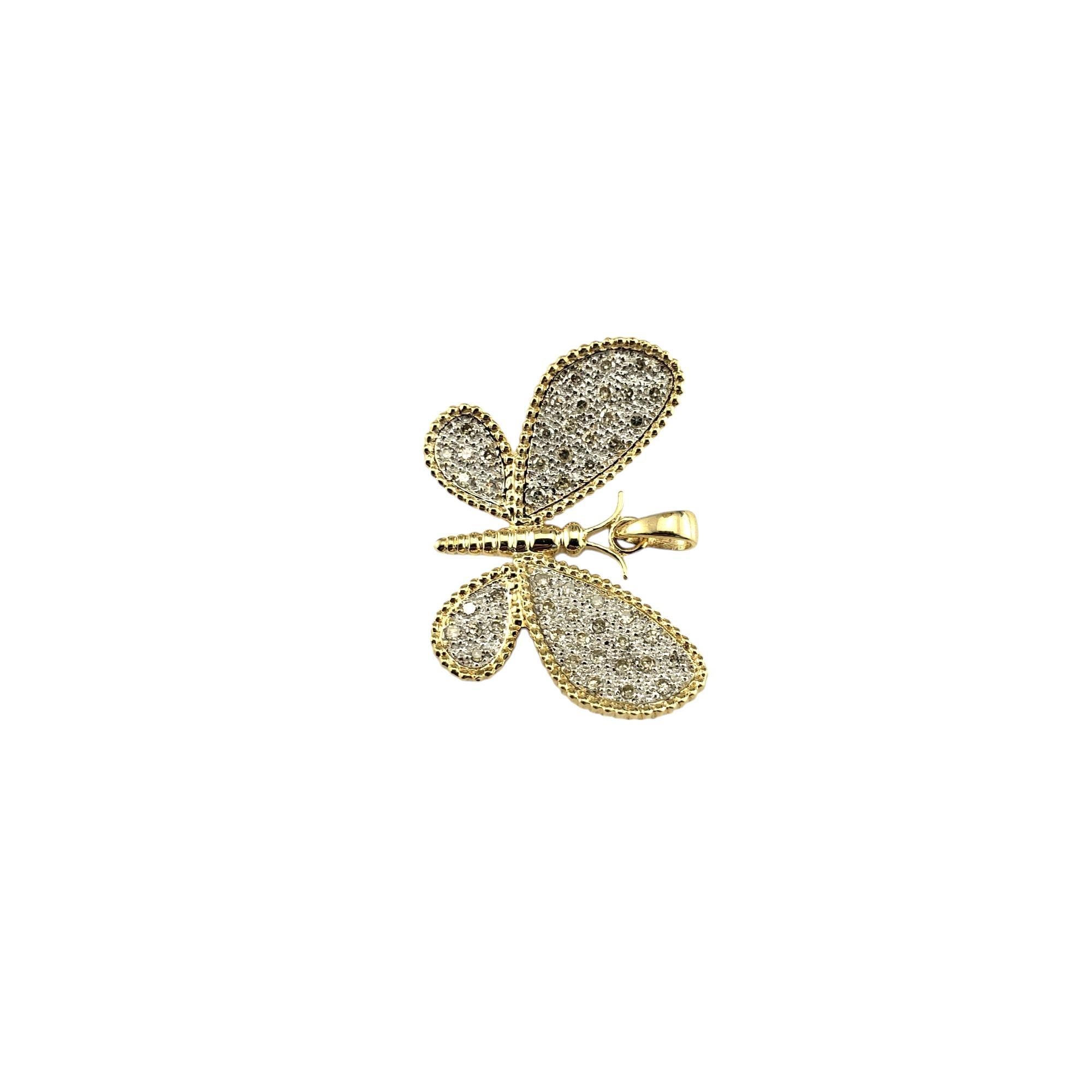 Pendentif papillon en or jaune et blanc 14 carats avec diamants

Ce pendentif étincelant en or 14 carats est orné de 52 diamants ronds de taille unique sertis dans un ravissant motif papillon.

Poids total approximatif des diamants : 50 ct.

Couleur