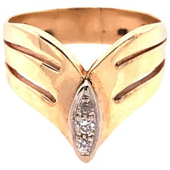 Anillo Contemporáneo con Centro de Diamante en Oro Amarillo y Blanco de 14 Kilates