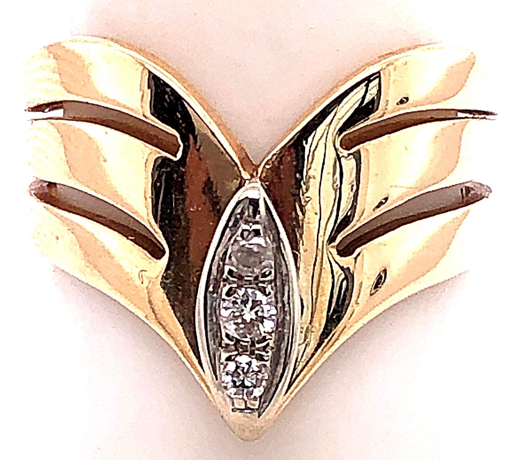 Anello contemporaneo con diamante centrale in oro giallo e bianco 14 carati
0,20 peso totale del diamante.
Taglia 8,5
7,39 grammi di peso totale.
Altezza: 15 mm

*Questo anello può essere ridimensionato presso il tuo gioielliere di fiducia.