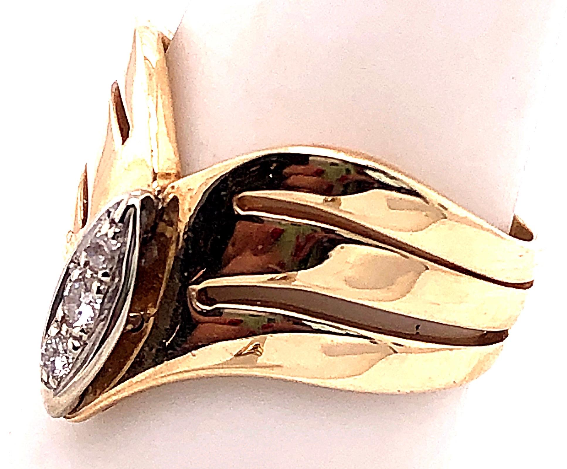 Taglio rotondo Anello contemporaneo con diamante centrale in oro giallo e bianco 14 carati in vendita