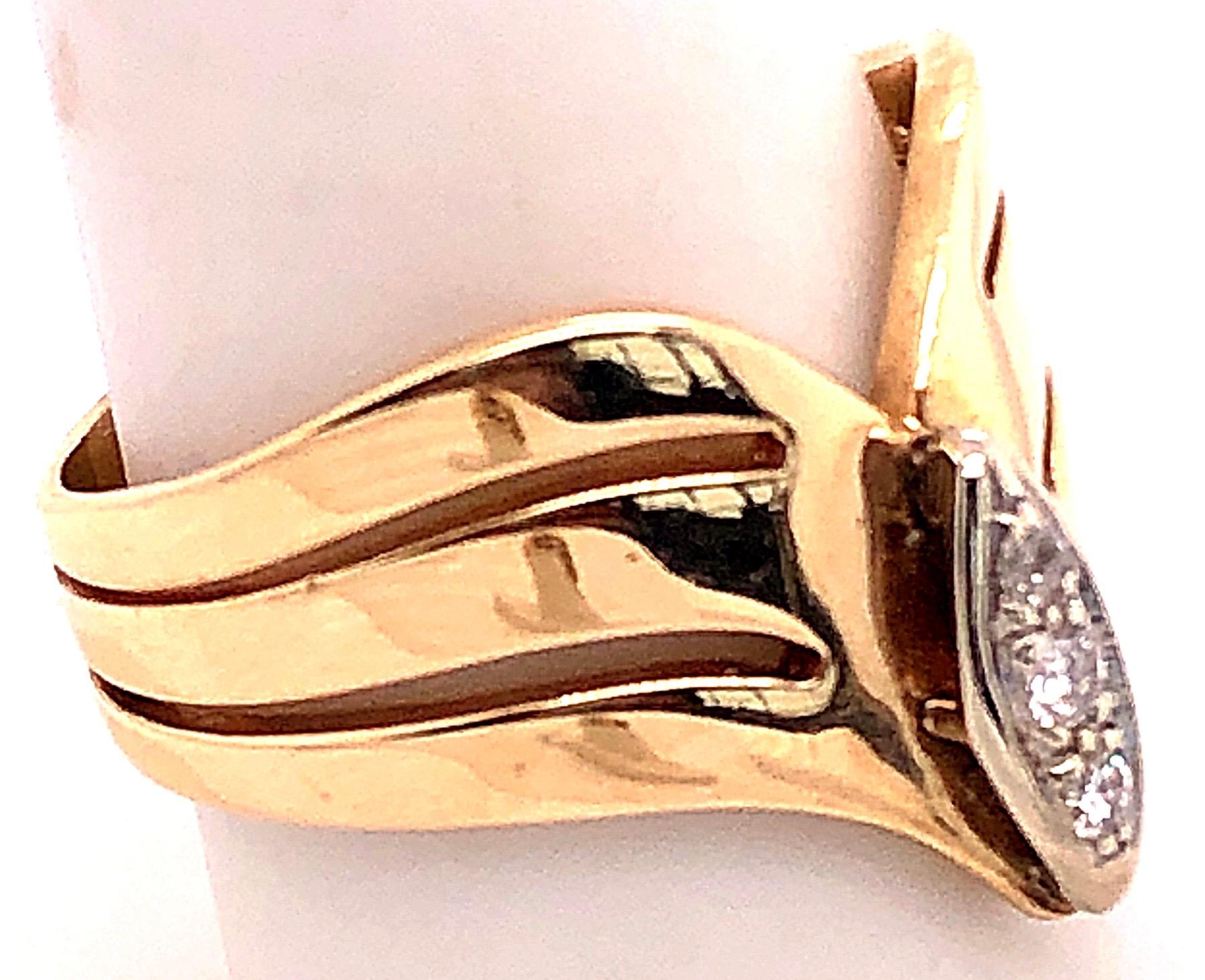 Anello contemporaneo con diamante centrale in oro giallo e bianco 14 carati in vendita 3