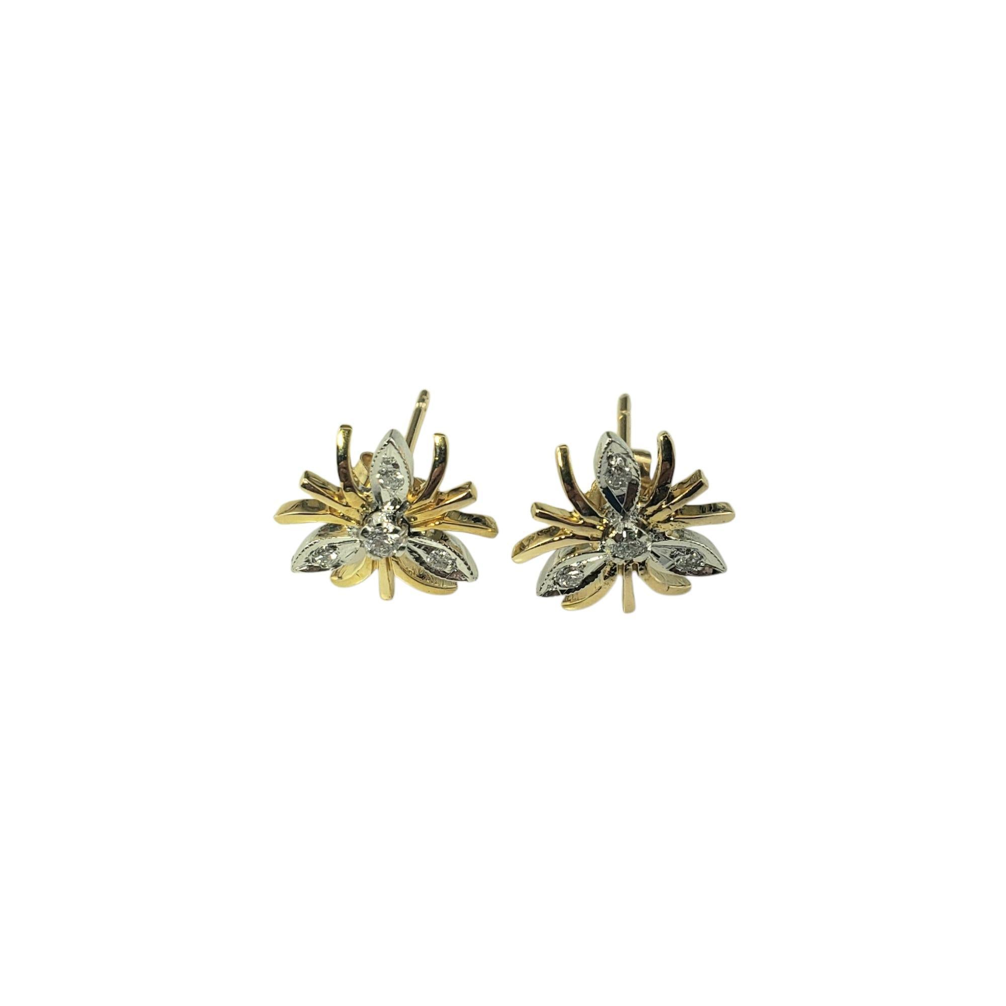 Boucles d'oreilles florales en or jaune et blanc 14 carats et diamants

Ces boucles d'oreilles étincelantes en or jaune et blanc 14 carats présentent chacune trois diamants ronds de taille brillant sertis dans un ravissant motif floral. Fermetures à