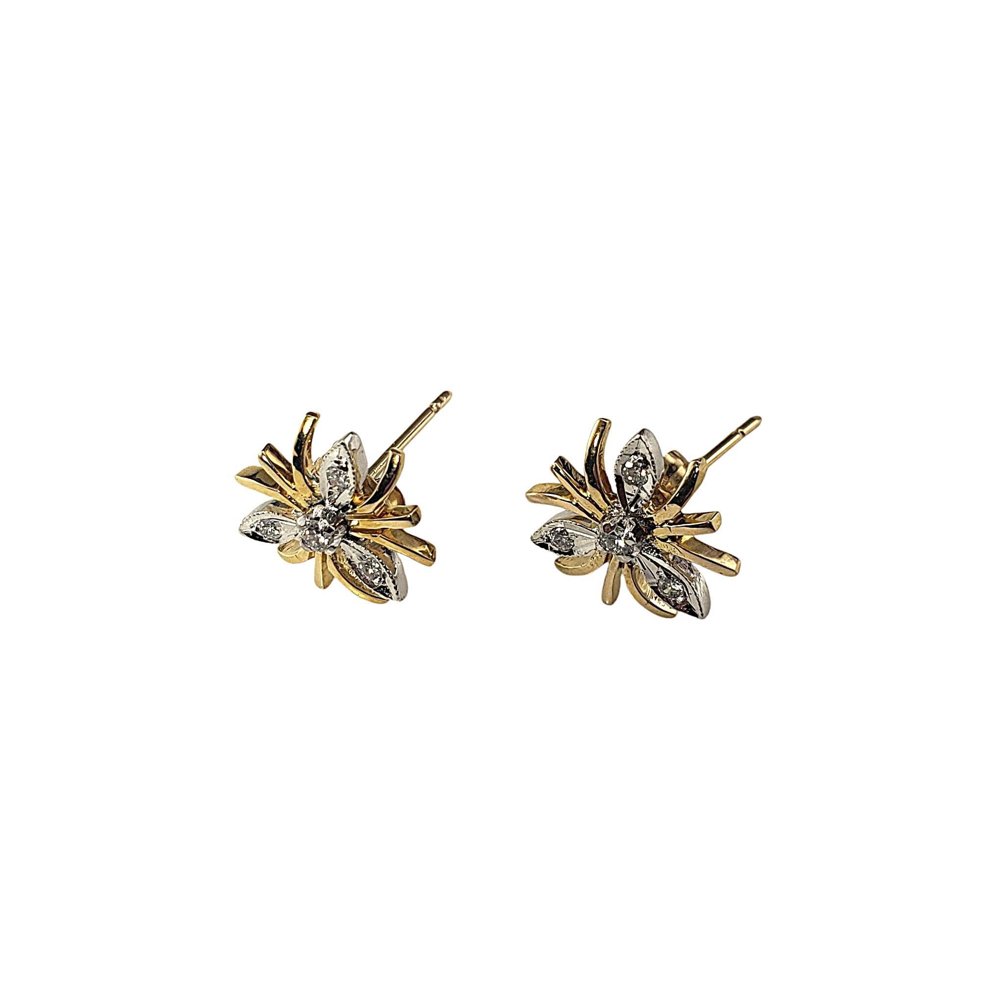 Taille brillant Clous d'oreilles florales en or jaune et blanc 14 carats avec diamants n° 21448 en vente
