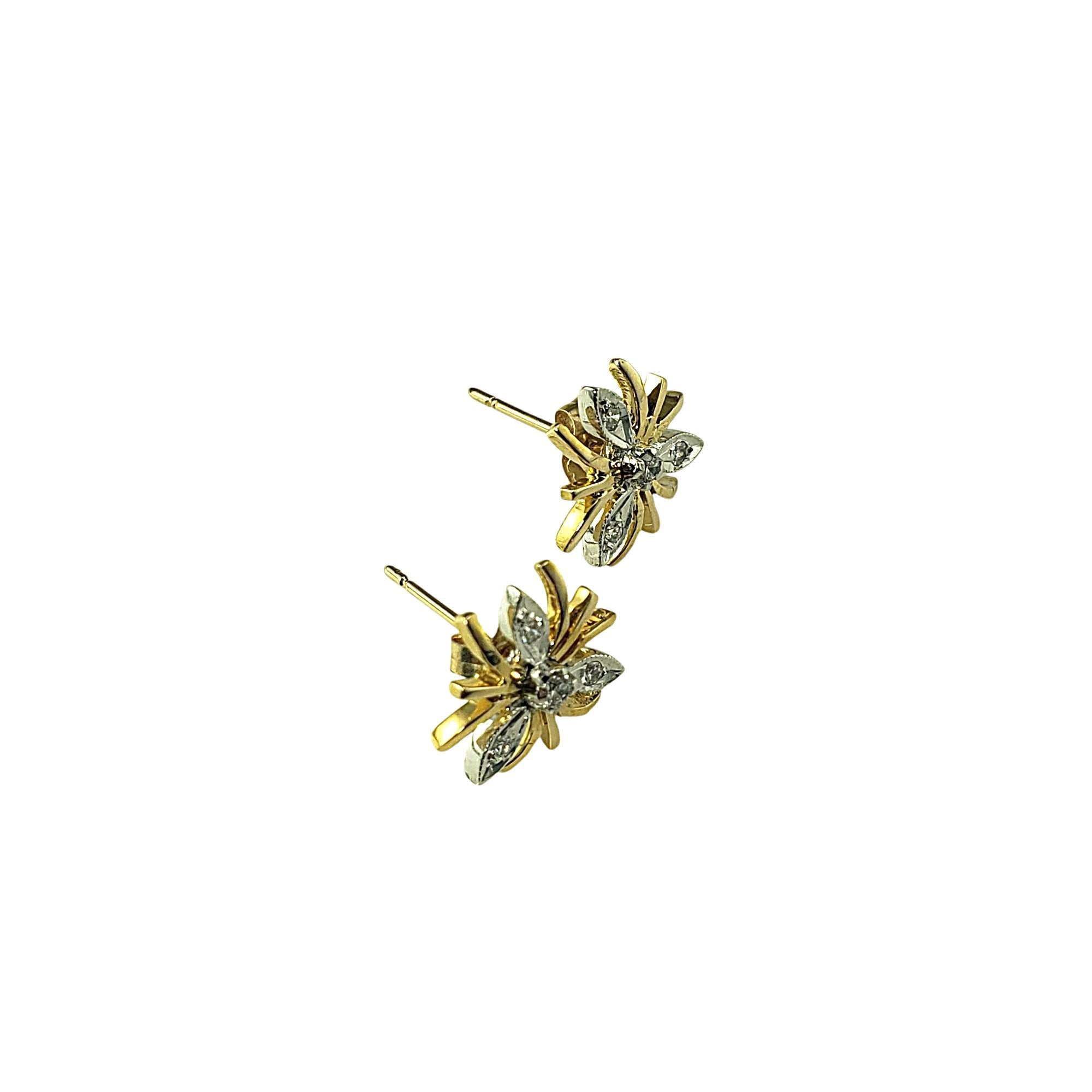 Clous d'oreilles florales en or jaune et blanc 14 carats avec diamants n° 21448 Bon état - En vente à Washington Depot, CT