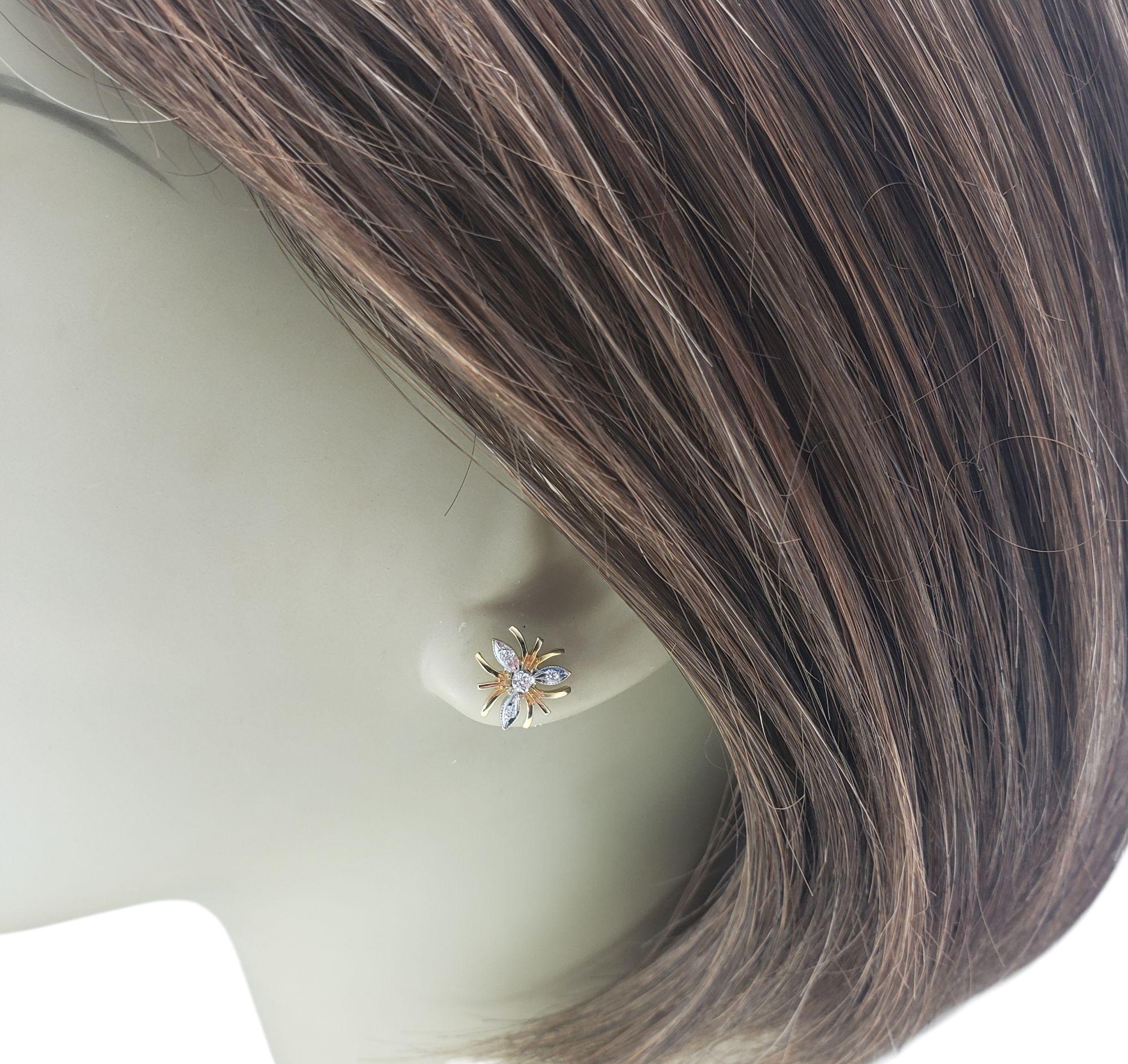 Clous d'oreilles florales en or jaune et blanc 14 carats avec diamants n° 21448 en vente 1
