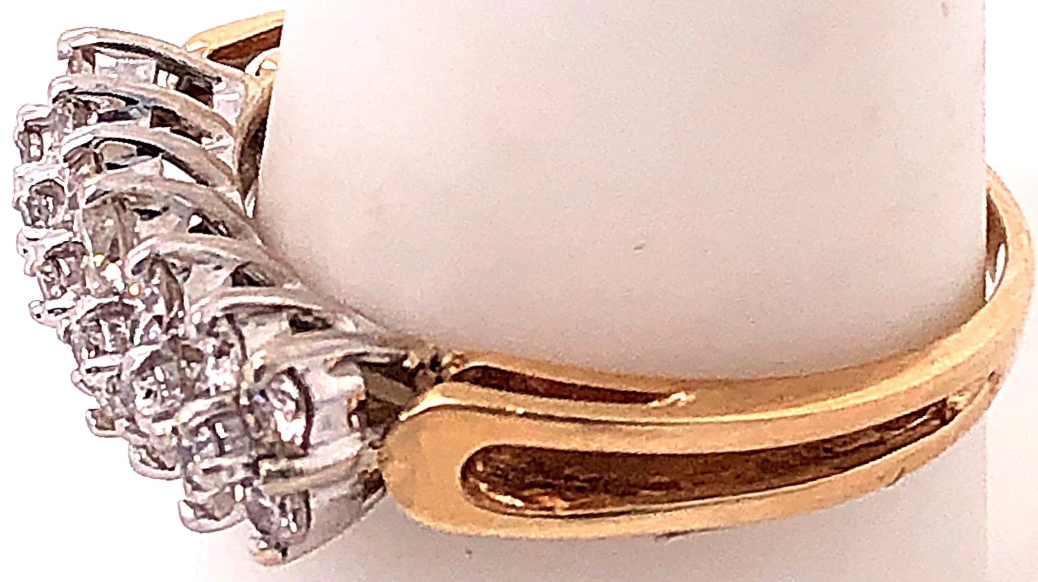 Moderno Fede nuziale con diamante a due livelli in oro giallo e bianco 14 carati in vendita
