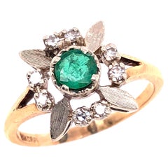 Anillo de Oro Amarillo y Blanco de 14 Kilates Solitario de Esmeralda con Detalles de Diamantes
