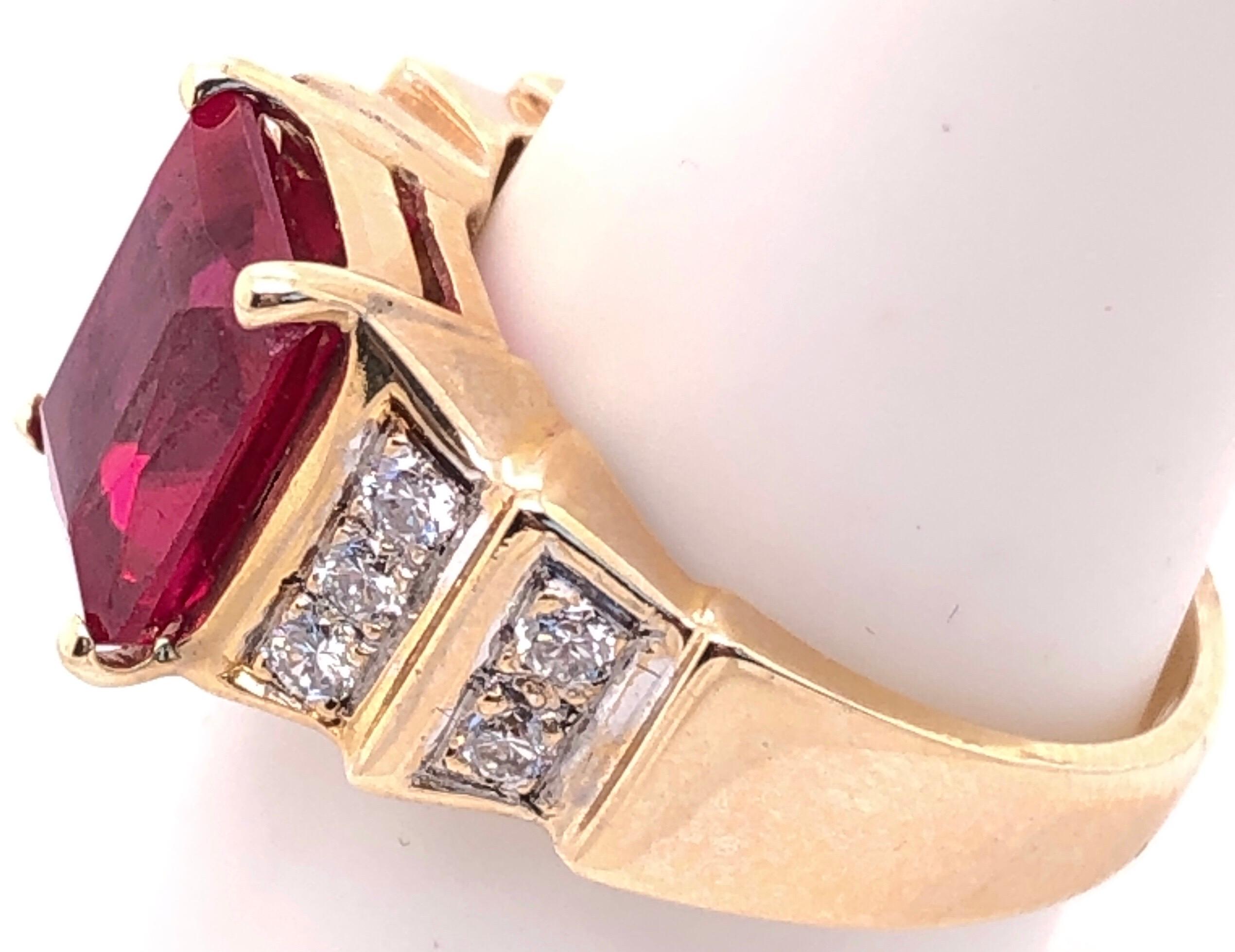 Taglio Asscher Anello in oro giallo e bianco 14 carati con rubino a forma libera e diamanti rotondi in vendita